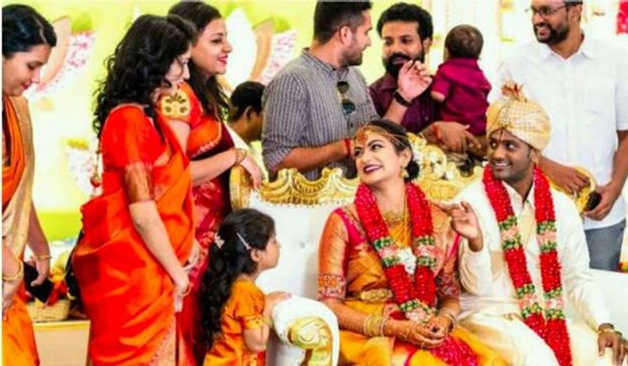 ஆனந்தமாக பேசி மகிழும் தம்பதிகள் ஆனந்தமாக பேசி மகிழும் தம்பதிகள்