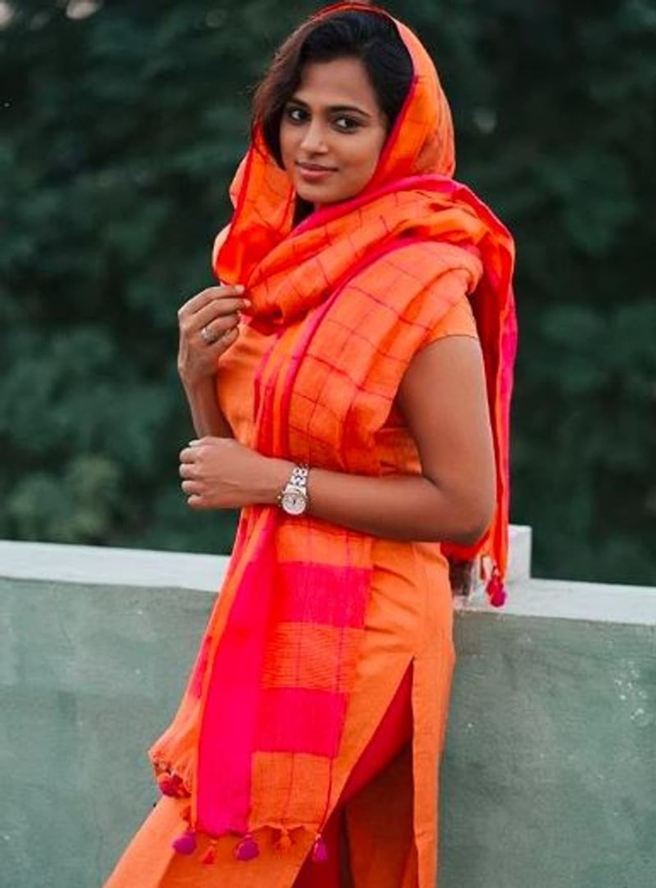 ஆரஞ்சு நிற சுடிதாரில் அம்புட்டு அழகு