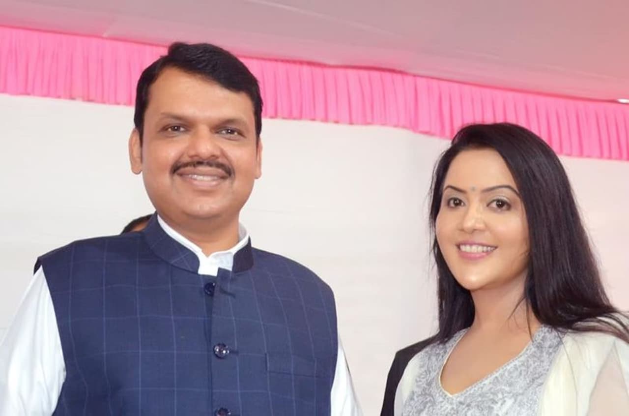 ಬಿಜೆಪಿ ನಾಯಕ ದೇವೇಂದ್ರ ಫಡ್ನವೀಸ್ ಮಹಾರಾಷ್ಟ್ರದ ಮಾಜಿ ಸಿಎಂ. ಆದರೆ ಈ ನಾಯಕನ ಹಿಂದಿನ ರಿಯಲ್ ಶಕ್ತಿಯೇ ಅವರ ಪತ್ನಿ ಅಮೃತಾ ಫಡ್ನವೀಸ್. ಬಿಜೆಪಿ ನಾಯಕ ದೇವೇಂದ್ರ ಫಡ್ನವೀಸ್ ಮಹಾರಾಷ್ಟ್ರದ ಮಾಜಿ ಸಿಎಂ. ಆದರೆ ಈ ನಾಯಕನ ಹಿಂದಿನ ರಿಯಲ್ ಶಕ್ತಿಯೇ ಅವರ ಪತ್ನಿ ಅಮೃತಾ ಫಡ್ನವೀಸ್.