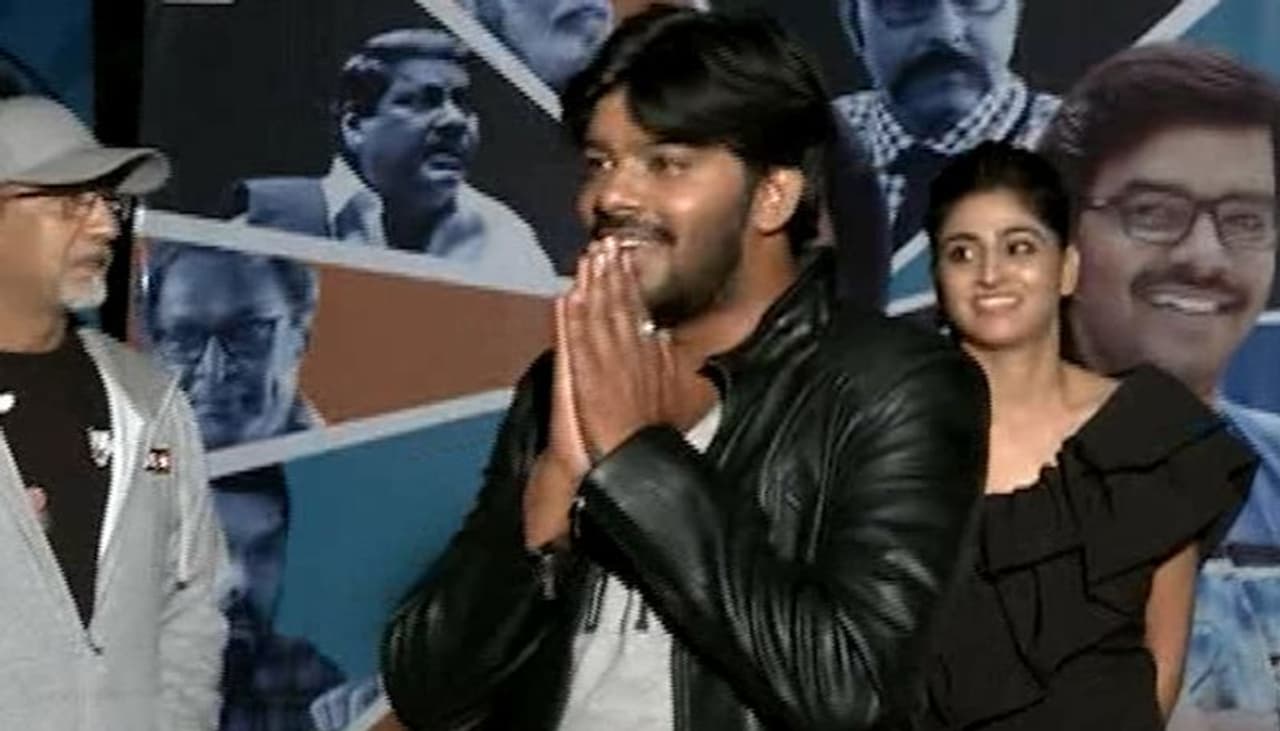 <p><br />సుడిగాలి సుధీర్.... టెలివిజన్ అభిమానులకు పరిచయం అక్కర్లేని పేరు. జబర్దస్త్ అనే కామెడీ ప్రోగ్రాం ద్వారా బుల్లితెర ప్రేక్షకులకు చేరువైన సుడిగాలి సుధీర్... అనతి కాలంలోనే విపరతీమైన ప్రేక్షకాధారణ సంపాదించుకున్నాడు.</p> <p><br />సుడిగాలి సుధీర్.... టెలివిజన్ అభిమానులకు పరిచయం అక్కర్లేని పేరు. జబర్దస్త్ అనే కామెడీ ప్రోగ్రాం ద్వారా బుల్లితెర ప్రేక్షకులకు చేరువైన సుడిగాలి సుధీర్... అనతి కాలంలోనే విపరతీమైన ప్రేక్షకాధారణ సంపాదించుకున్నాడు.</p>