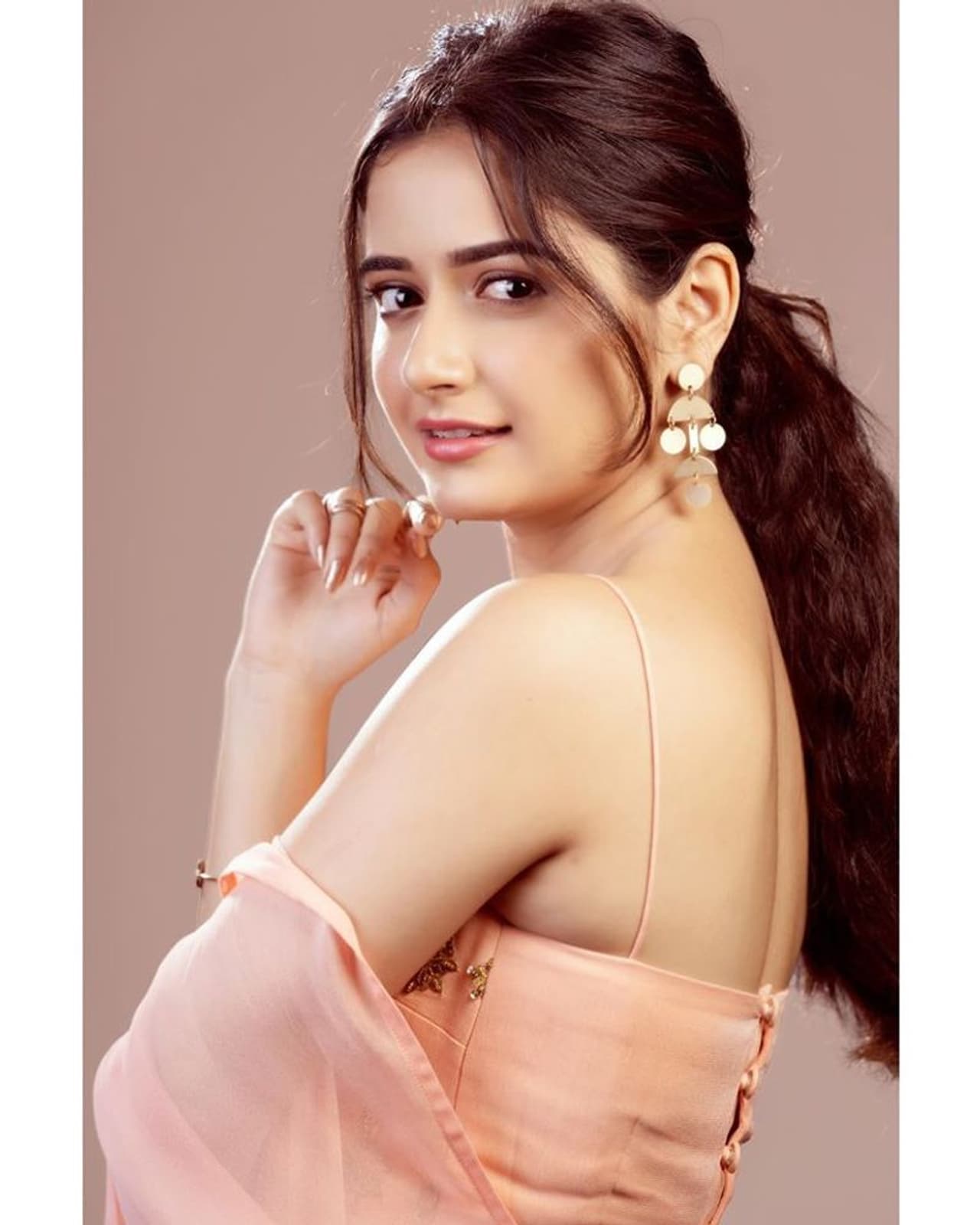 <p>ಕಳೆದ ಕೆಲವು ದಿನಗಳಿಂದ ಮೈಸೂರಿನ ಗ್ರಾಮೀಣ ಭಾಗದಲ್ಲಿ 'ಮದಗಜ' ಶೂಟಿಂಗ್ ನಡೆಯುತ್ತಿದೆ. ಶ್ರೀಮುರಳಿ ನಾಯಕತ್ವದ ಈ ಚಿತ್ರಕ್ಕೆ 'ಅಯೋಗ್ಯ' ಖ್ಯಾತಿಯ ಮಹೇಶ್ ನಿರ್ದೇಶನವಿದೆ.</p> <p>ಕಳೆದ ಕೆಲವು ದಿನಗಳಿಂದ ಮೈಸೂರಿನ ಗ್ರಾಮೀಣ ಭಾಗದಲ್ಲಿ 'ಮದಗಜ' ಶೂಟಿಂಗ್ ನಡೆಯುತ್ತಿದೆ. ಶ್ರೀಮುರಳಿ ನಾಯಕತ್ವದ ಈ ಚಿತ್ರಕ್ಕೆ 'ಅಯೋಗ್ಯ' ಖ್ಯಾತಿಯ ಮಹೇಶ್ ನಿರ್ದೇಶನವಿದೆ.</p>