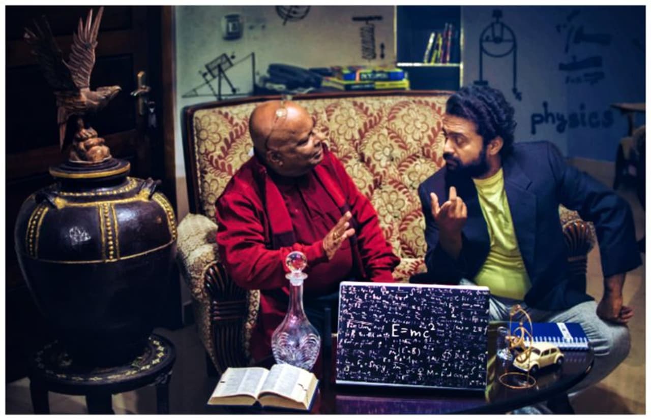 അങ്ങ് അകലെ ഒരു പരീക്ഷണശാലയിൽ… ലൊട്ടുലൊടുക്ക് : "അയ്യേ..ഇവന്മാരോ...ഇവരെ കൊണ്ട് പറ്റുമോ ഇത്.." ഗുൽഗുൽമാൽ : "ഇവന്മാരേകൊണ്ടേ പറ്റൂ.." ലൊട്ടുലൊടുക്ക് : "ആ, എന്നാ ശരി...എല്ലാം വിചാരിച്ചപോലെ വന്നാൽ മതിയായിരുന്നു. ഈ വർഷം നോബൽ പ്രൈസ് അടിക്കാനുളളതാ..." അങ്ങ് അകലെ ഒരു പരീക്ഷണശാലയിൽ… ലൊട്ടുലൊടുക്ക് : "അയ്യേ..ഇവന്മാരോ...ഇവരെ കൊണ്ട് പറ്റുമോ ഇത്.." ഗുൽഗുൽമാൽ : "ഇവന്മാരേകൊണ്ടേ പറ്റൂ.." ലൊട്ടുലൊടുക്ക് : "ആ, എന്നാ ശരി...എല്ലാം വിചാരിച്ചപോലെ വന്നാൽ മതിയായിരുന്നു. ഈ വർഷം നോബൽ പ്രൈസ് അടിക്കാനുളളതാ..."