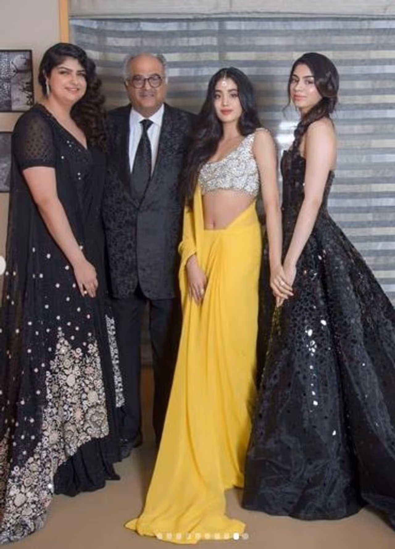 மூன்று மகள்களுடன் போனி கபூர் மூன்று மகள்களுடன் போனி கபூர்