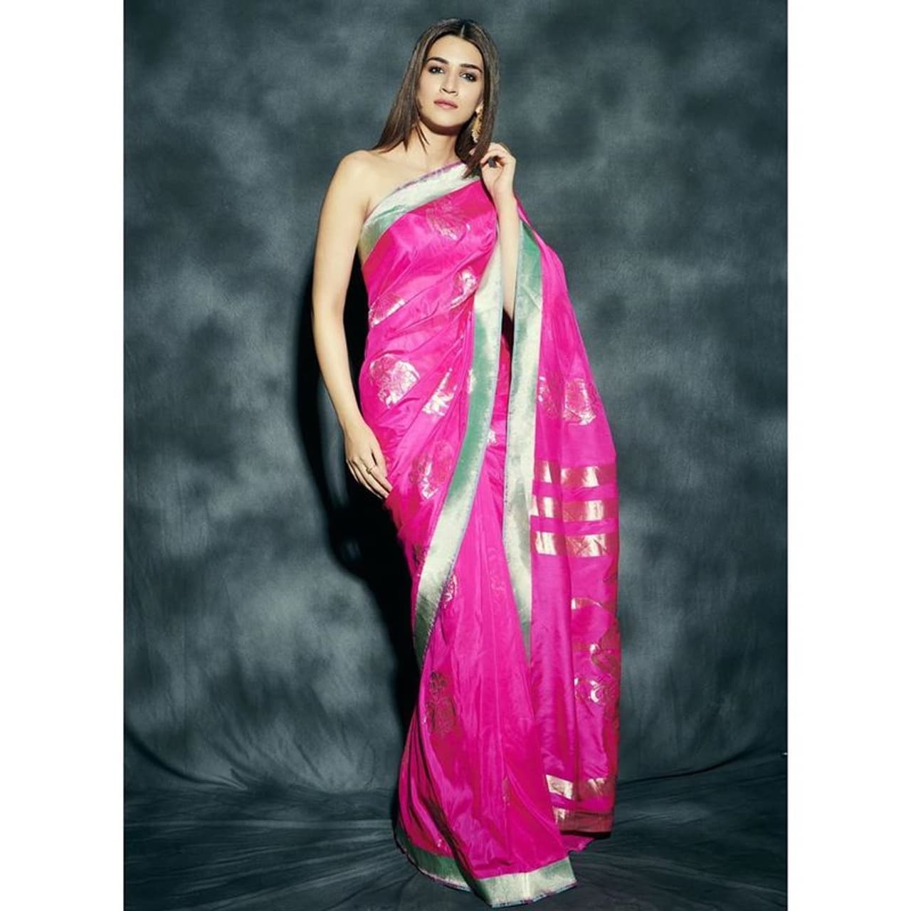 (Courtesy: Instagram)సూపర్ స్టార్ మహేష్ '1 నేనొక్కడినే' చిత్రంతో కృతి సనన్ హీరోయిన్ గా పరిచయమైంది. (Courtesy: Instagram)సూపర్ స్టార్ మహేష్ '1 నేనొక్కడినే' చిత్రంతో కృతి సనన్ హీరోయిన్ గా పరిచయమైంది.