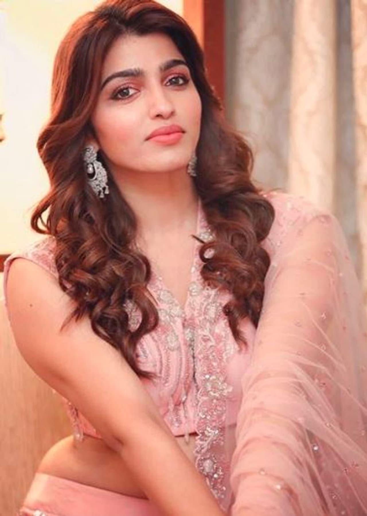 அழகு சிலை போல் அமர்ந்திருக்கும் தன்ஷிகா அழகு சிலை போல் அமர்ந்திருக்கும் தன்ஷிகா