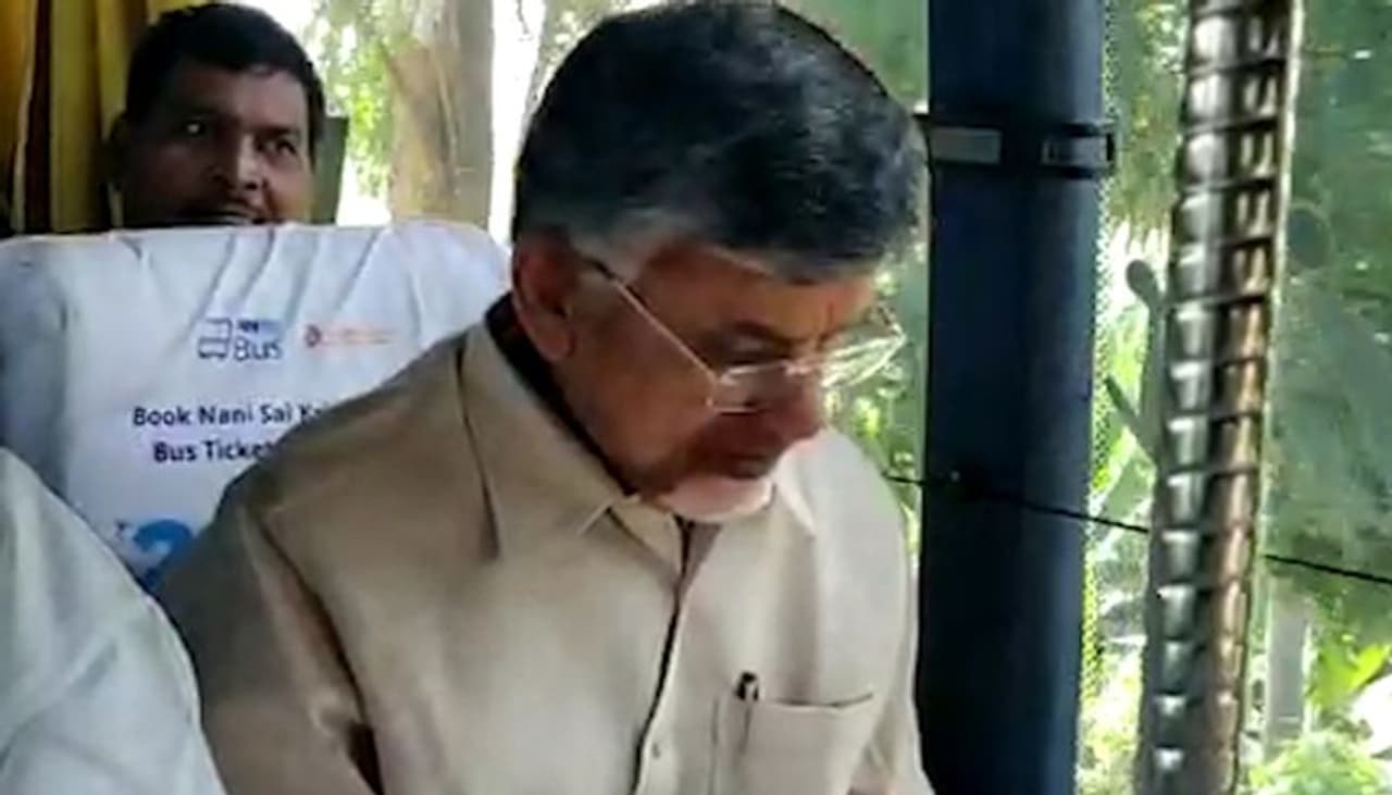 ఇటీవల ఇరు తెలుగు రాష్ట్రాలతో పాటు దేశవ్యాప్తంగా జరిపిన ఐటీ దాడుల్లో రెండు వేల కోట్లు పట్టుబడ్డాయని ఐటీ శాఖ ప్రకటించినప్పటి నుండి ఆంధ్ర ప్రదేశ్ లో రాజకీయాలు ఒక్కసారిగా వేడెక్కాయి. ఓ ప్రముఖ వ్యక్తికి గతంలో పీఏగా పనిచేసిప వ్యక్తిపై జరిపిన దాడుల్లో భారీగా అక్రమాస్తులు గుర్తించినట్లు ఐటీ శాఖ ప్రకటించింది. అయితే ఆ ప్రముఖ వ్యక్తి చంద్రబాబు నాయుడేనని... ఇటీవల అతడి పీఏ పైనే ఐటీ దాడులు జరిగాయని వైఎస్సార్ కాంగ్రెస్ నాయకులు ఆరోపిస్తున్నారు. ఈ వ్యవహారం గురించి మంత్రులు, వైసిపి ఎమ్మెల్యేలు స్పందించారు. ఇటీవల ఇరు తెలుగు రాష్ట్రాలతో పాటు దేశవ్యాప్తంగా జరిపిన ఐటీ దాడుల్లో రెండు వేల కోట్లు పట్టుబడ్డాయని ఐటీ శాఖ ప్రకటించినప్పటి నుండి ఆంధ్ర ప్రదేశ్ లో రాజకీయాలు ఒక్కసారిగా వేడెక్కాయి. ఓ ప్రముఖ వ్యక్తికి గతంలో పీఏగా పనిచేసిప వ్యక్తిపై జరిపిన దాడుల్లో భారీగా అక్రమాస్తులు గుర్తించినట్లు ఐటీ శాఖ ప్రకటించింది. అయితే ఆ ప్రముఖ వ్యక్తి చంద్రబాబు నాయుడేనని... ఇటీవల అతడి పీఏ పైనే ఐటీ దాడులు జరిగాయని వైఎస్సార్ కాంగ్రెస్ నాయకులు ఆరోపిస్తున్నారు. ఈ వ్యవహారం గురించి మంత్రులు, వైసిపి ఎమ్మెల్యేలు స్పందించారు.