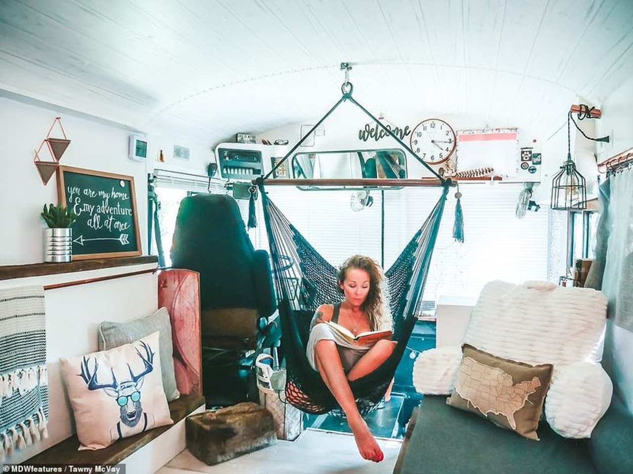 എല്ലാം വിറ്റു പെറുക്കും മുന്നേ അവരിരുവരും മറ്റ് ചില തീരുമാനങ്ങളെടുത്തിരുന്നു. ഒരു വീട്ടില് ഒരു പാട് കാലം ജീവിച്ചതിന്റെ ബോറടിമാറ്റാനായിരുന്നു എല്ലാം വിറ്റ് പെറുക്കിയതെന്നത് കൊണ്ട് തന്നെ യാത്ര ചെയ്യാനായിരുന്നു അവരിരുവരുടെയും തീരുമാനം. എല്ലാം വിറ്റു പെറുക്കും മുന്നേ അവരിരുവരും മറ്റ് ചില തീരുമാനങ്ങളെടുത്തിരുന്നു. ഒരു വീട്ടില് ഒരു പാട് കാലം ജീവിച്ചതിന്റെ ബോറടിമാറ്റാനായിരുന്നു എല്ലാം വിറ്റ് പെറുക്കിയതെന്നത് കൊണ്ട് തന്നെ യാത്ര ചെയ്യാനായിരുന്നു അവരിരുവരുടെയും തീരുമാനം.