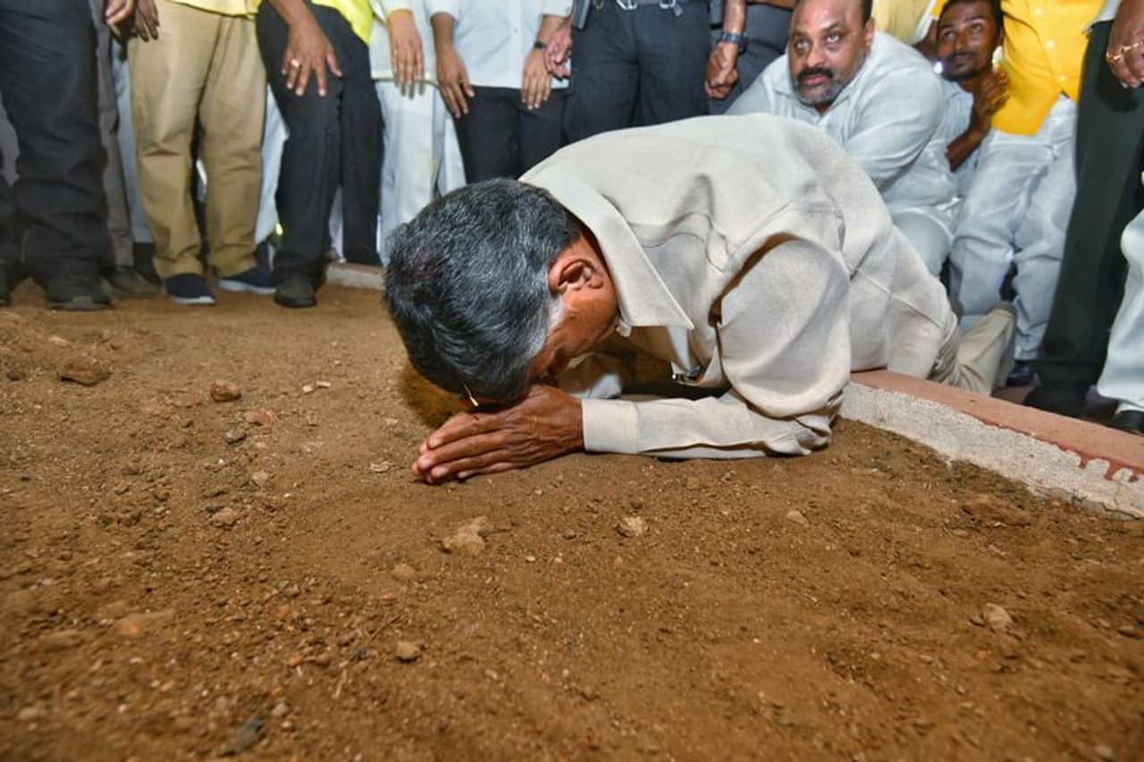అమరావతిలో మట్టికి నమస్కరిస్తున్న చంద్రబాబు నాయుడు అమరావతిలో మట్టికి నమస్కరిస్తున్న చంద్రబాబు నాయుడు