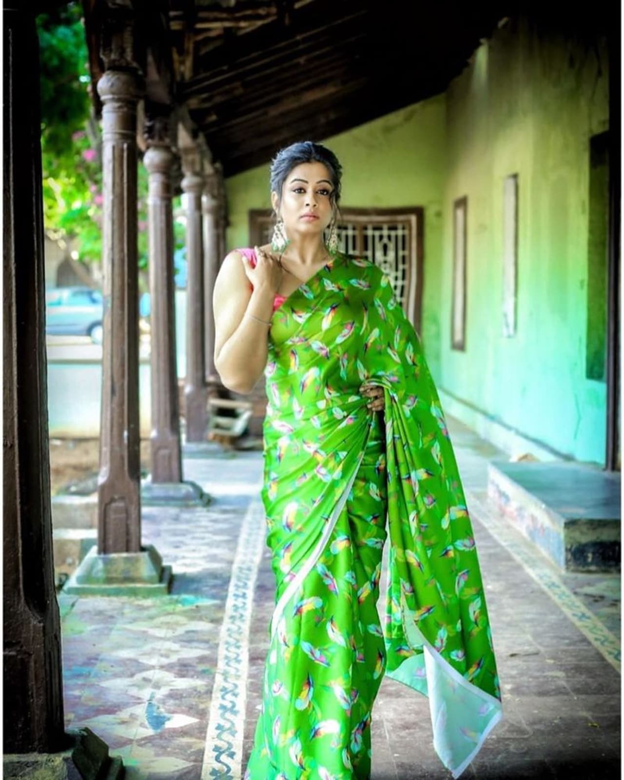 பச்சை நிற புடவையில் கலக்கும் பிரியாமணி