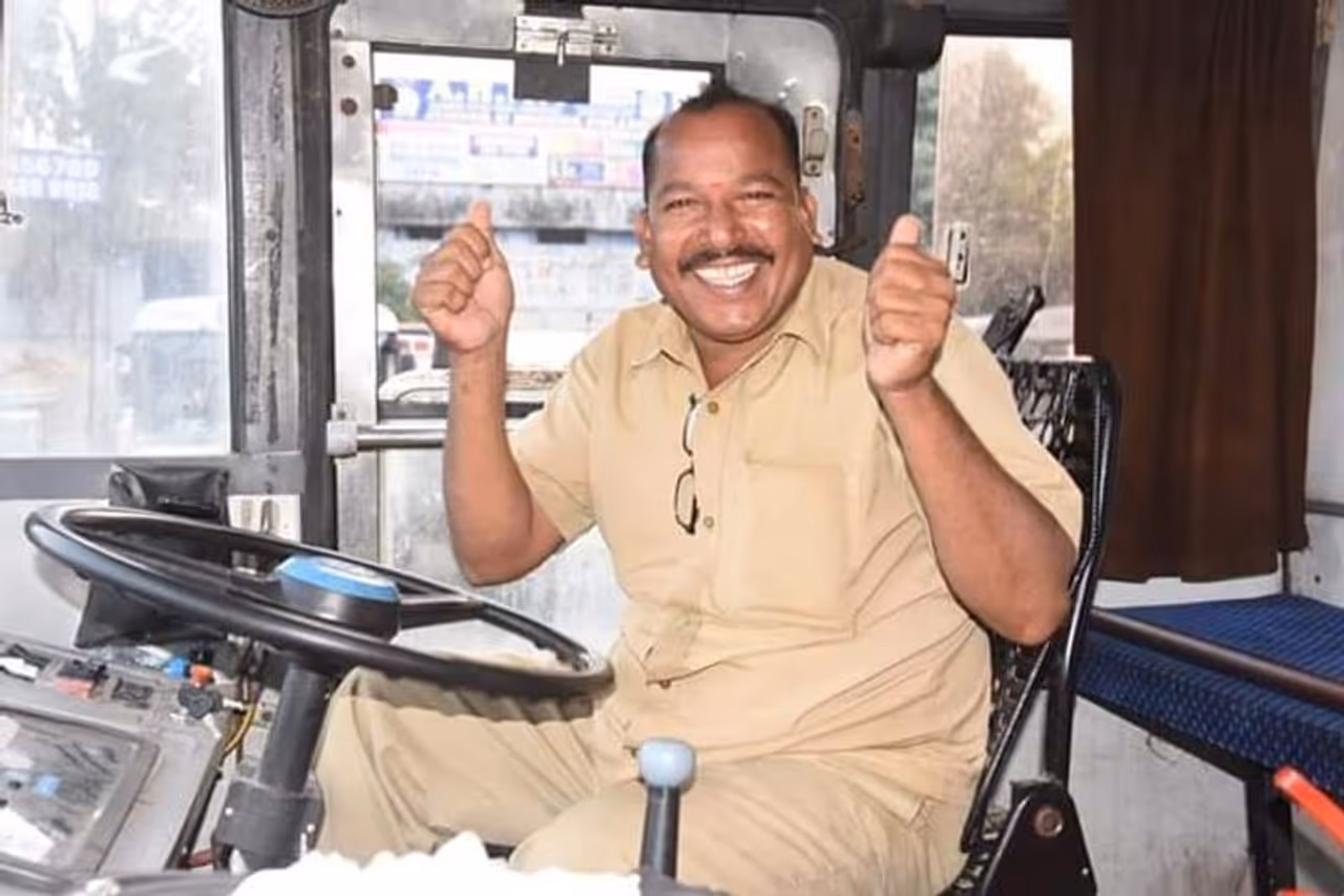 తీవ్ర నిరాశా నిస్పృహలు, ఆవేదన గూడు కట్టుకున్న ఆర్టీసీ కార్మికులకు ముఖ్యమంత్రి కేసీఆర్‌ ఎట్టకేలకు తీపి కబురు చెప్పారు.