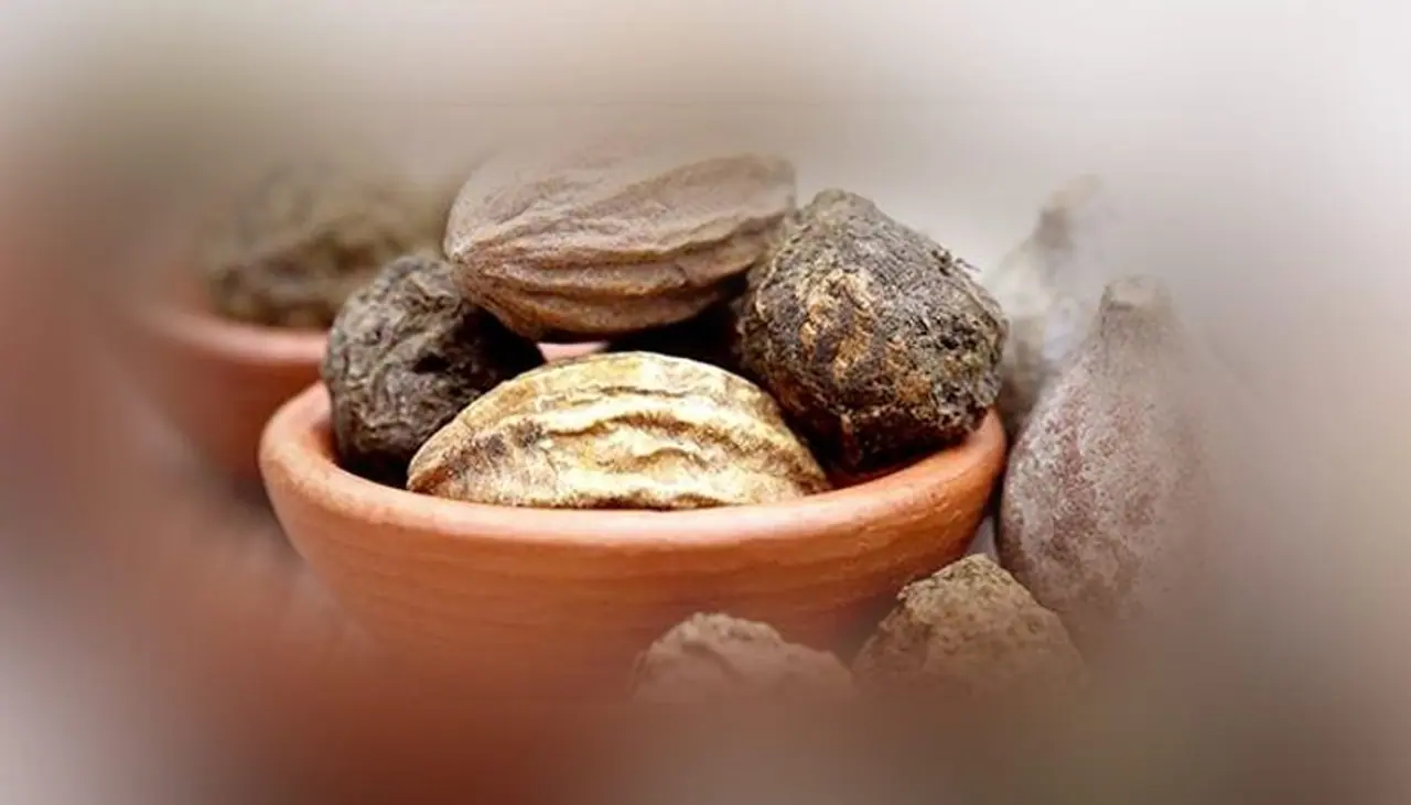 <p><strong>ತ್ರಿಫಲ ಪುಡಿ: </strong>ತ್ರಿಫಲ ಪುಡಿ ಅನೇಕ ಮನೆಮದ್ದುಗಳಿಗೆ ರಾಮಬಾಣ. ಇದನ್ನು ಹೆಚ್ಚಾಗಿ ಮಲಬದ್ಧತೆಯಲ್ಲಿರುವ ಜನರು ಬಳಸುತ್ತಾರೆ. ಸಮಯಕ್ಕೆ ಸರಿಯಾಗಿ ಹಸಿವಿಲ್ಲದಿದ್ದರೆ, ತ್ರಿಫಲ ಪುಡಿಯನ್ನು ಸೇವಿಸಬಹುದು. </p> <p><strong>ತ್ರಿಫಲ ಪುಡಿ: </strong>ತ್ರಿಫಲ ಪುಡಿ ಅನೇಕ ಮನೆಮದ್ದುಗಳಿಗೆ ರಾಮಬಾಣ. ಇದನ್ನು ಹೆಚ್ಚಾಗಿ ಮಲಬದ್ಧತೆಯಲ್ಲಿರುವ ಜನರು ಬಳಸುತ್ತಾರೆ. ಸಮಯಕ್ಕೆ ಸರಿಯಾಗಿ ಹಸಿವಿಲ್ಲದಿದ್ದರೆ, ತ್ರಿಫಲ ಪುಡಿಯನ್ನು ಸೇವಿಸಬಹುದು. </p>