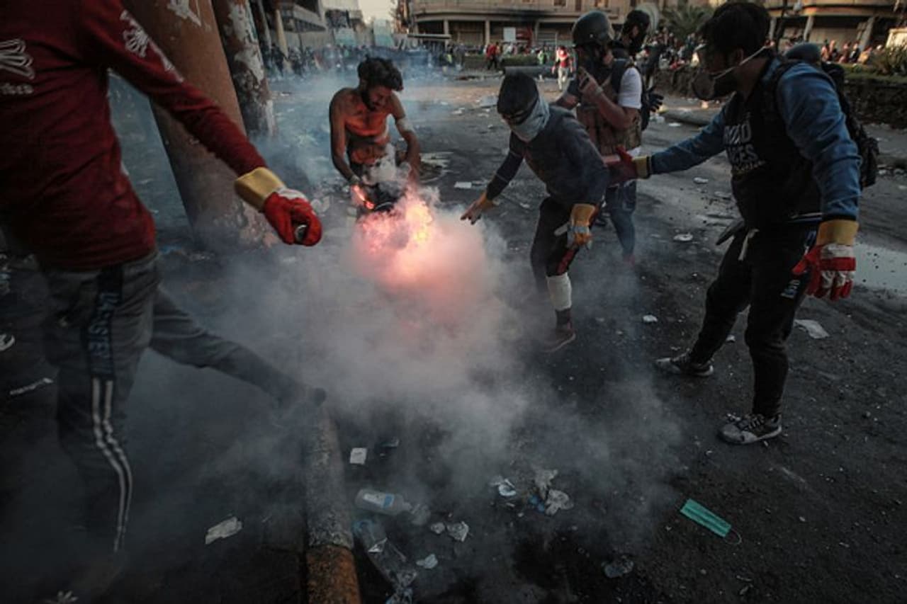 ബാഗ്ദാദിലെ ഒരു പ്രധാന പാലത്തിൽ പ്രതിഷേധക്കാരും പൊലീസും തമ്മിലുണ്ടായ ഏതാണ്ട് 22 തോളം പേര് കൊല്ലപ്പെട്ടെന്നാണ് പുറത്ത് വരുന്ന റിപ്പോര്ട്ടുകള് ബാഗ്ദാദിലെ ഒരു പ്രധാന പാലത്തിൽ പ്രതിഷേധക്കാരും പൊലീസും തമ്മിലുണ്ടായ ഏതാണ്ട് 22 തോളം പേര് കൊല്ലപ്പെട്ടെന്നാണ് പുറത്ത് വരുന്ന റിപ്പോര്ട്ടുകള്