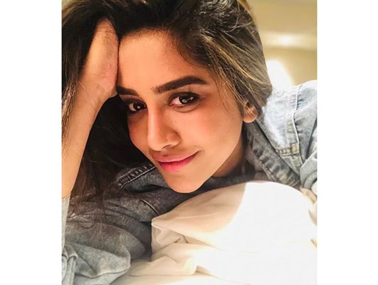 (Courtesy__Instagram) యుంగ్ బ్యూటీ నభా నటేష్ ఇస్మార్ట్ శంకర్ చిత్రంతో కుర్రకారు హృదయాలు కొల్లగొట్టింది. (Courtesy__Instagram) యుంగ్ బ్యూటీ నభా నటేష్ ఇస్మార్ట్ శంకర్ చిత్రంతో కుర్రకారు హృదయాలు కొల్లగొట్టింది.