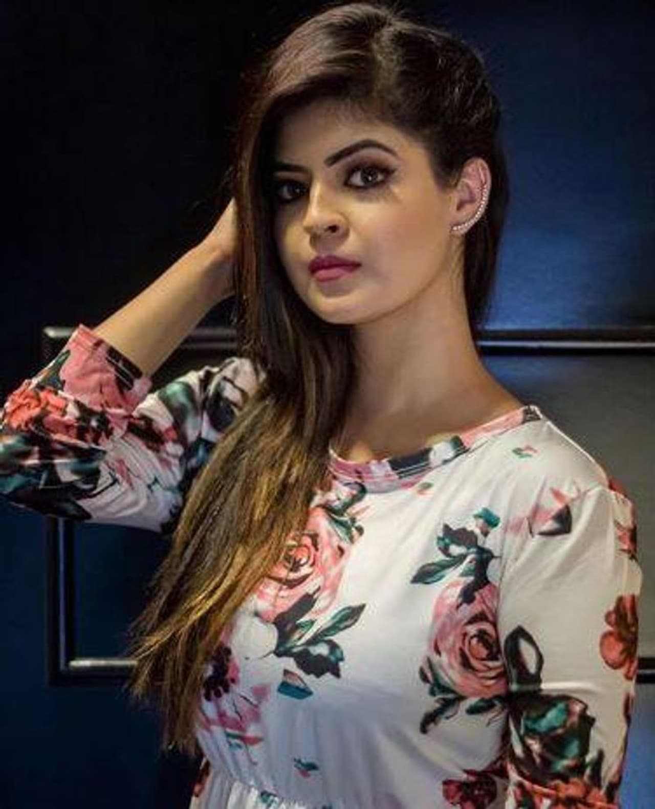 ಮಾನ್ಸಿ ಮೂಲತಃ ಭರತನಾಟ್ಯ ಕಲಾವಿದೆ. ದೇಶದ ವಿವಿಧ ಭಾಗಗಳಲ್ಲಿ ಸ್ಟೇಜ್ ಶೋಗಳನ್ನು ನೀಡಿದ್ದಾರೆ.