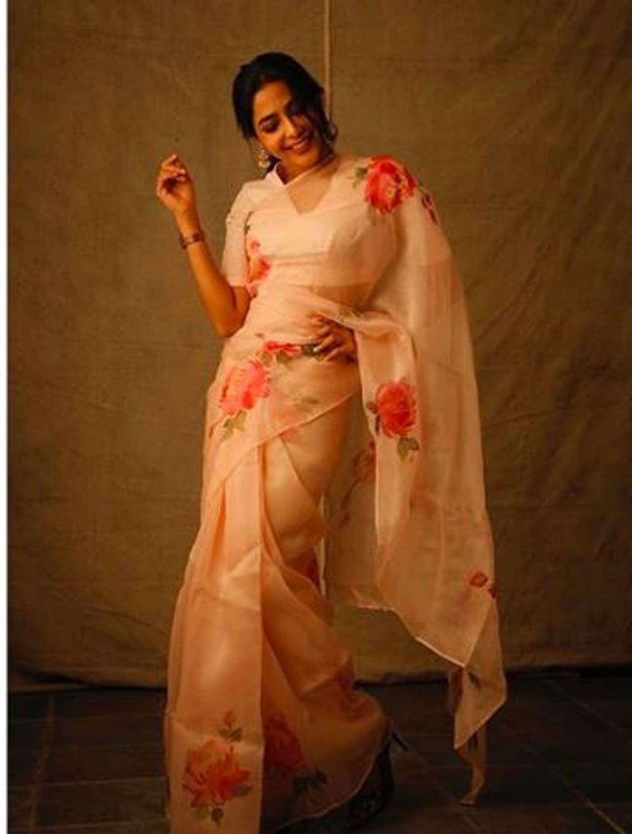 அழகு பொம்மை போல் ஐஸ்வர்யா