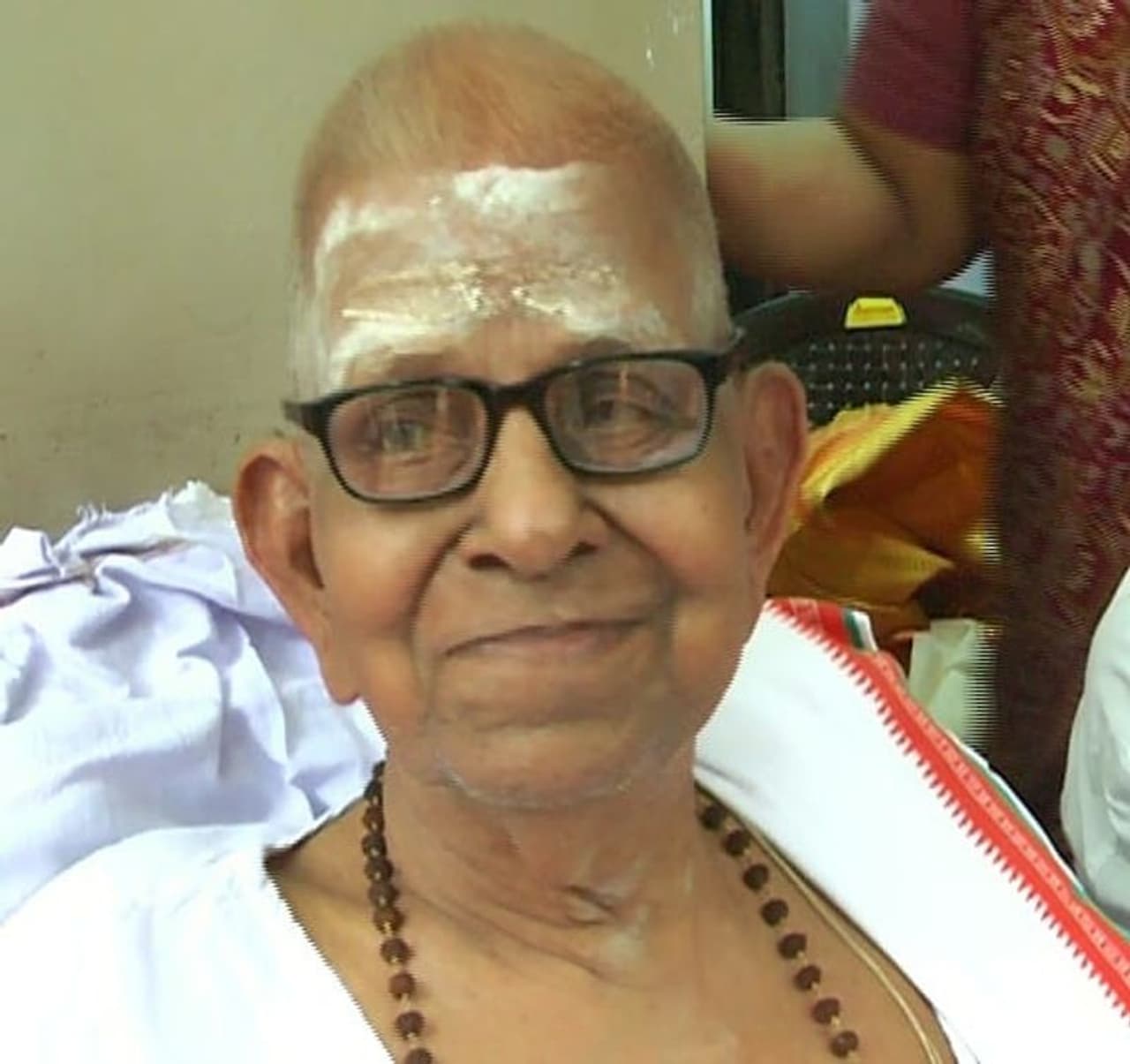 ഒരു കണ്ണീര്ക്കണം മറ്റുള്ളവര്ക്കായ് ഞാന് പൊഴിക്കവേ ഉദിക്കയാണെന്നാത്മാവിലായിരം സൗര മണ്ഡലം. ഒരു പുഞ്ചിരി ഞാന് മറ്റുള്ളവര്ക്കായ്ച്ചെലവാക്കവേ ഹൃദയത്തിലുലാവുന്നു നിത്യ നിര്മ്മല പൗര്ണ്ണമി. ഒരു കണ്ണീര്ക്കണം മറ്റുള്ളവര്ക്കായ് ഞാന് പൊഴിക്കവേ ഉദിക്കയാണെന്നാത്മാവിലായിരം സൗര മണ്ഡലം. ഒരു പുഞ്ചിരി ഞാന് മറ്റുള്ളവര്ക്കായ്ച്ചെലവാക്കവേ ഹൃദയത്തിലുലാവുന്നു നിത്യ നിര്മ്മല പൗര്ണ്ണമി.