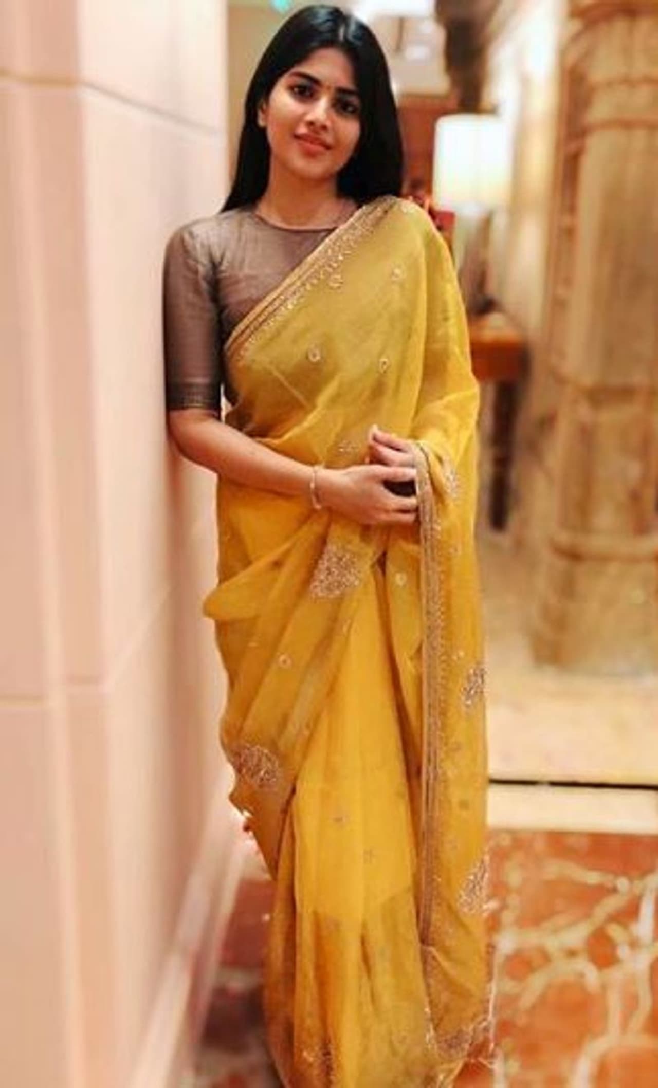 மஞ்சள் நிற சேலையில் மங்களகரமாய் நிற்கும் மேகா ஆகாஷ் மஞ்சள் நிற சேலையில் மங்களகரமாய் நிற்கும் மேகா ஆகாஷ்