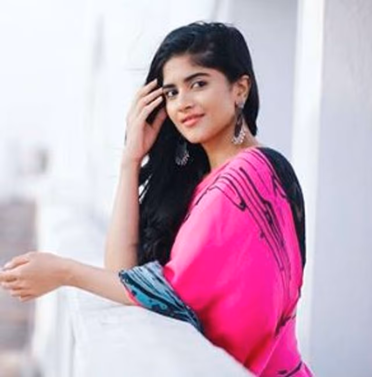 <p>சூப்பர் ஸ்டார் ரஜினிகாந்த் நடிப்பில் வெளியான 'பேட்ட' படத்தில் அறிமுகமானவர் நடிகை மேகா ஆகாஷ். இந்த படம், இவருக்கு சிறந்த அறிமுக படமாக அமைந்தது. இயக்குனர் கார்த்தி சுப்புராஜ் இயக்கியிருந்த இப்படத்தின் மூலம் கடைசியாக சில படங்களில் பார்க்க முடியாத தலைவரின் ஸ்டைல் பார்க்க முடிந்தது.&nbsp;</p>