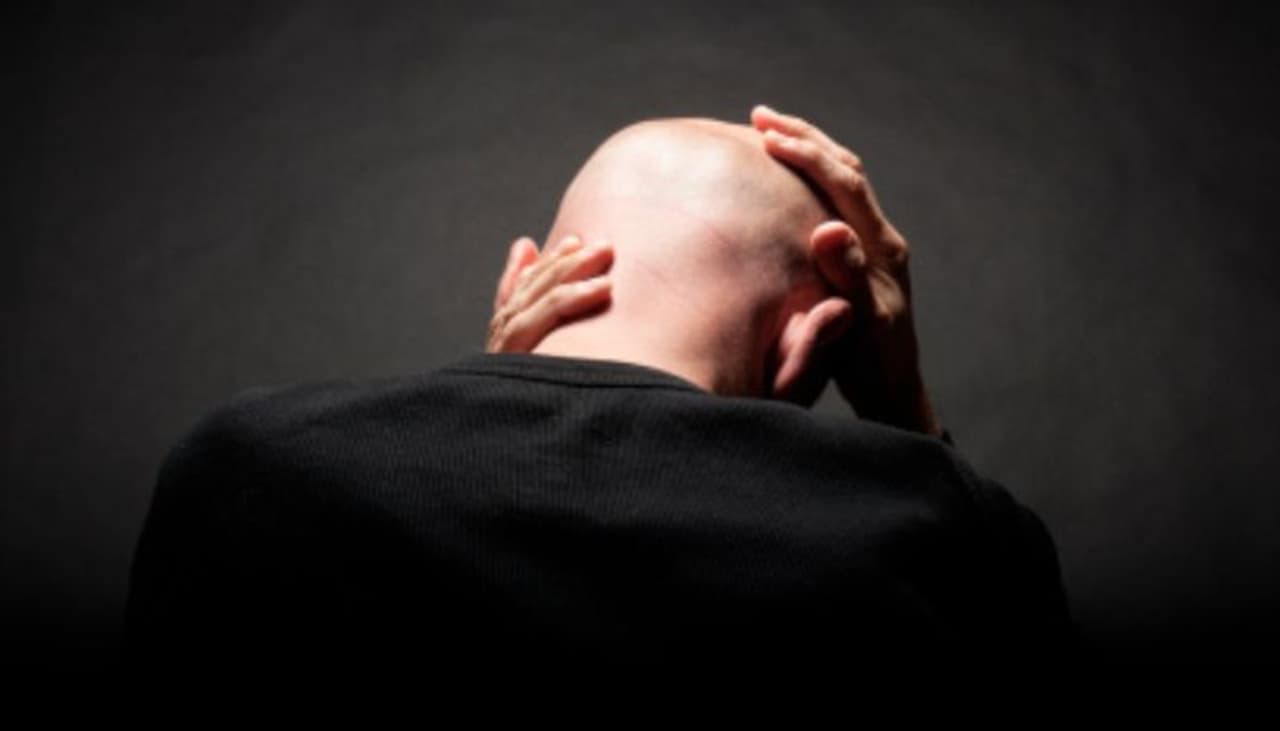 <p>ಪುರುಷರಲ್ಲಿ ಅಂಡ್ರೋಜನ್‌ ಹಾರ್ಮೋನ್‌ ಕೂದಲ ಬೆಳವಣಿಗೆಯನ್ನು ಕಂಟ್ರೋಲ್‌ ಮಾಡುತ್ತದೆ. ಈ ಹಾರ್ಮೋನ್‌ ಲೆವೆಲ್‌ ಸರಿಯಾಗಿ ಇರದಿದ್ದರೆ&nbsp;ಪುರುಷರಲ್ಲಿ ಬಕ್ಕ ತಲೆ ಸಮಸ್ಯೆ ಕಾಣಿಸಿಕೊಳ್ಳುತ್ತದೆ. ಇದನ್ನ ಮೇಲ್‌ ಪ್ಯಾಟರ್ನ್‌ ಬಾಲ್ಡ್‌ನೆಸ್‌ ಎನ್ನುತ್ತಾರೆ.</p>