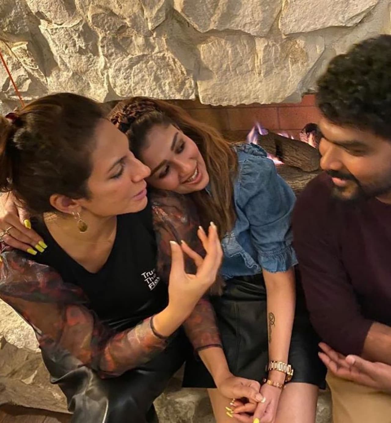 தோழியை அன்பாக இறுக்கி அனைத்திற்கும் நயன்தாரா தோழியை அன்பாக இறுக்கி அனைத்திற்கும் நயன்தாரா