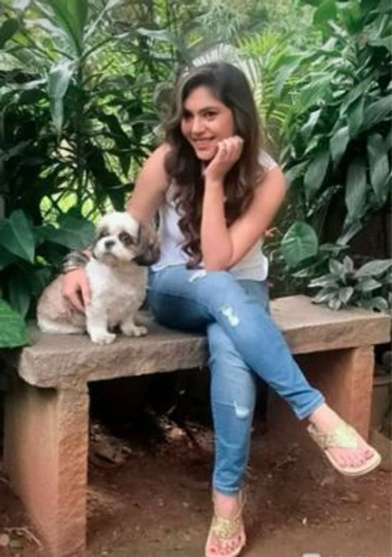 செல்ல நாய் குட்டியுடன் கூல் போஸ் செல்ல நாய் குட்டியுடன் கூல் போஸ்