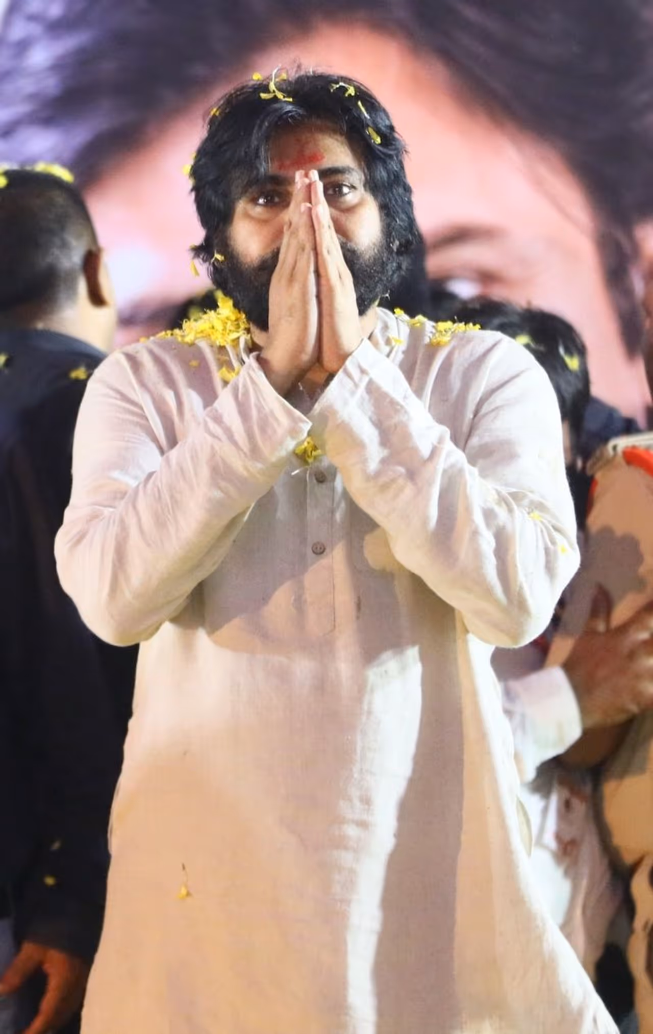 రైతు సంక్షేమ సభలో జనసేనాని పవన్ కల్యాణ్ అభివాదం రైతు సంక్షేమ సభలో జనసేనాని పవన్ కల్యాణ్ అభివాదం