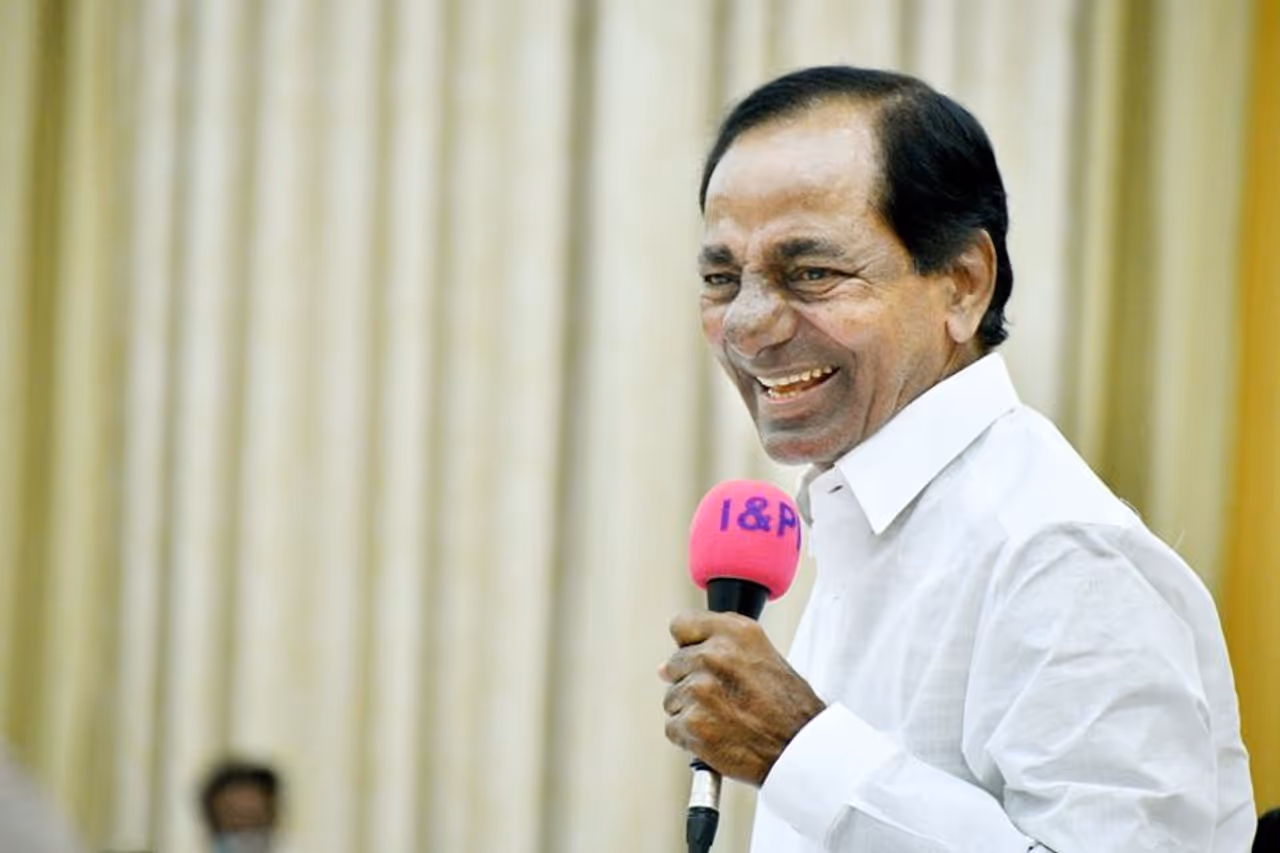 ఆర్టీసి ఉద్యోగులతో జరిగిన సమావేశంలో సీఎం కేసీఆర్ దరహాసం