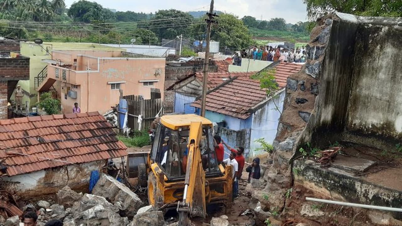 നിനച്ചിരിക്കാതെ പെയ്ത മഴയില്‍ നാല് വീടുകളാണ് തകര്‍ന്നു വീണത്. മരിച്ചവരുടെ കുടുംബത്തിന് നാല് ലക്ഷം രൂപ നഷ്ടപരിഹാരം നൽകാൻ തമിഴ്നാട് സർക്കാർ പ്രഖ്യാപിച്ചു.