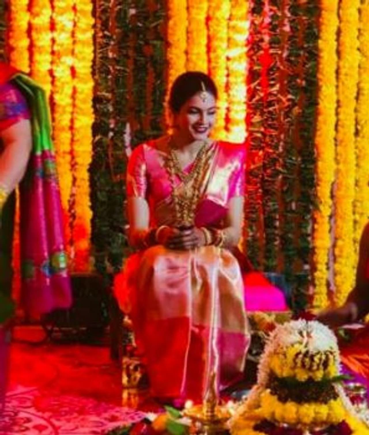 மணப்பெண்ணாக ஜொலிக்கும் அர்ஷிதா