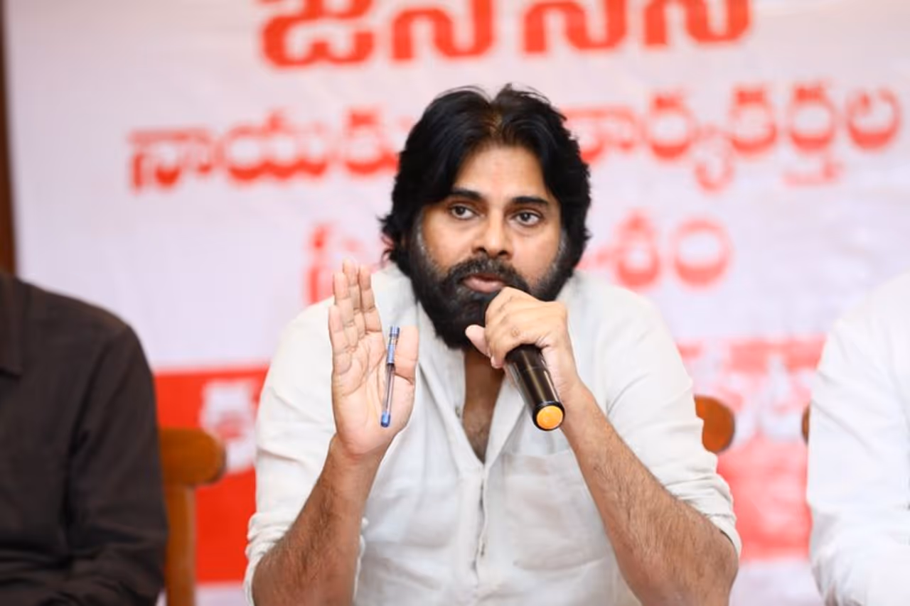 ఆంధ్రప్రదేశ్ రాజకీయాలు రాజధాని అంశం పుణ్యమాని నూతన పునరేకీకరణ దిశగా సాగుతున్నాయి. నూతన పొత్తులు కూడా పొడుస్తున్నాయి. తాజాగా జనసేన చీఫ్ పవన్ కళ్యాణ్ బీజేపీతో కలిసి నడవాలని నిశ్చయించుకున్నాడు. ఈ మేరకు మొన్న ఢిల్లీలో ఇరు పార్టీల మధ్య దీనికి సంబంధించిన అవగాహన కుదిరింది. ఆంధ్రప్రదేశ్ రాజకీయాలు రాజధాని అంశం పుణ్యమాని నూతన పునరేకీకరణ దిశగా సాగుతున్నాయి. నూతన పొత్తులు కూడా పొడుస్తున్నాయి. తాజాగా జనసేన చీఫ్ పవన్ కళ్యాణ్ బీజేపీతో కలిసి నడవాలని నిశ్చయించుకున్నాడు. ఈ మేరకు మొన్న ఢిల్లీలో ఇరు పార్టీల మధ్య దీనికి సంబంధించిన అవగాహన కుదిరింది.