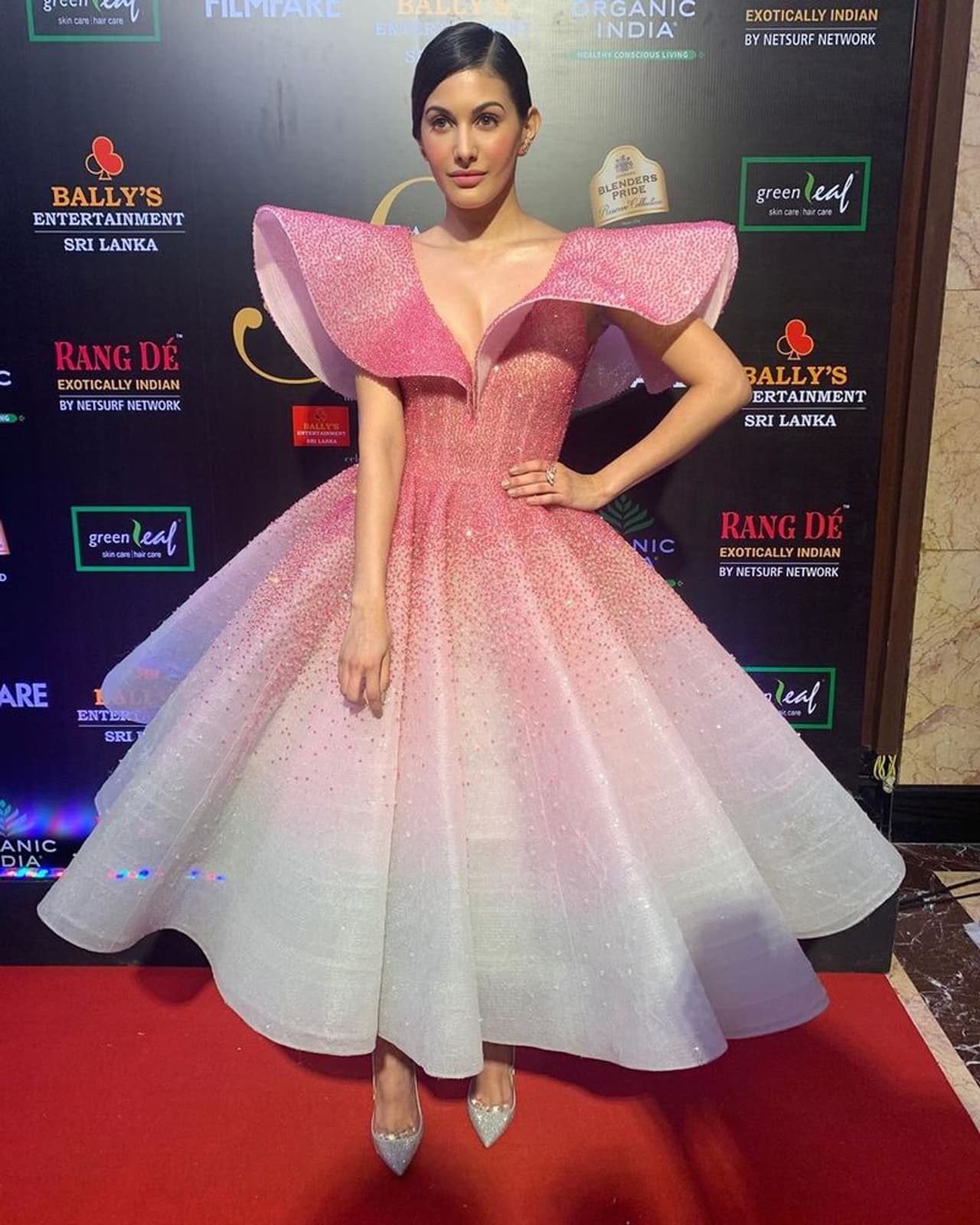 அனேகன் பட நடிகை அமைரா தஸ்தூர்