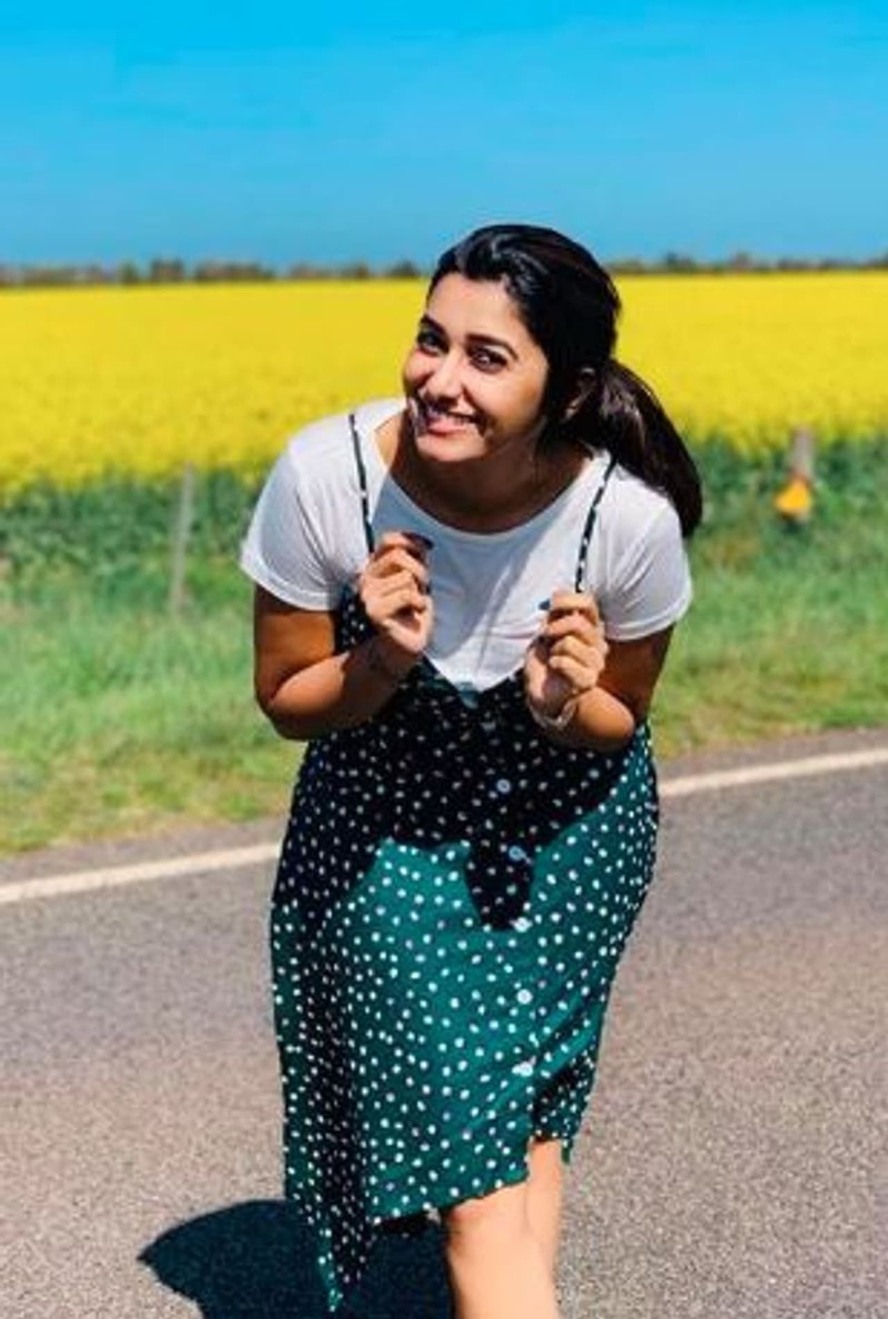 பிரியா பவானியின் கியூட் கொஞ்சல்