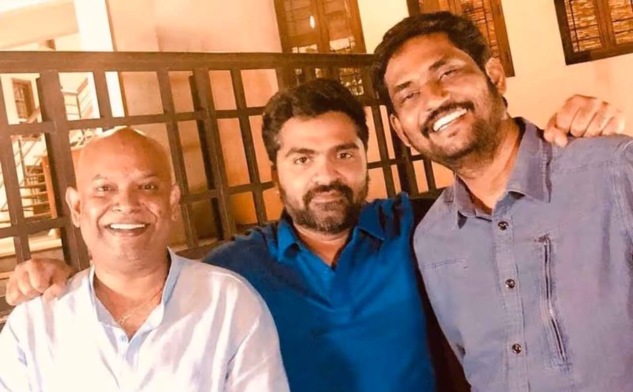 <p>சுரேஷ் காமாட்சியின் வி ஹவுஸ் நிறுவனம் தயாரித்துவரும் படம் மாநாடு சிலம்பரசன் கதாநாயகனாக நடித்துவரும் 'மாநாடு' படத்தை இயக்குனர் வெங்கட்பிரபு இயக்கி வருகிறார். </p> <p>சுரேஷ் காமாட்சியின் வி ஹவுஸ் நிறுவனம் தயாரித்துவரும் படம் மாநாடு சிலம்பரசன் கதாநாயகனாக நடித்துவரும் 'மாநாடு' படத்தை இயக்குனர் வெங்கட்பிரபு இயக்கி வருகிறார். </p>