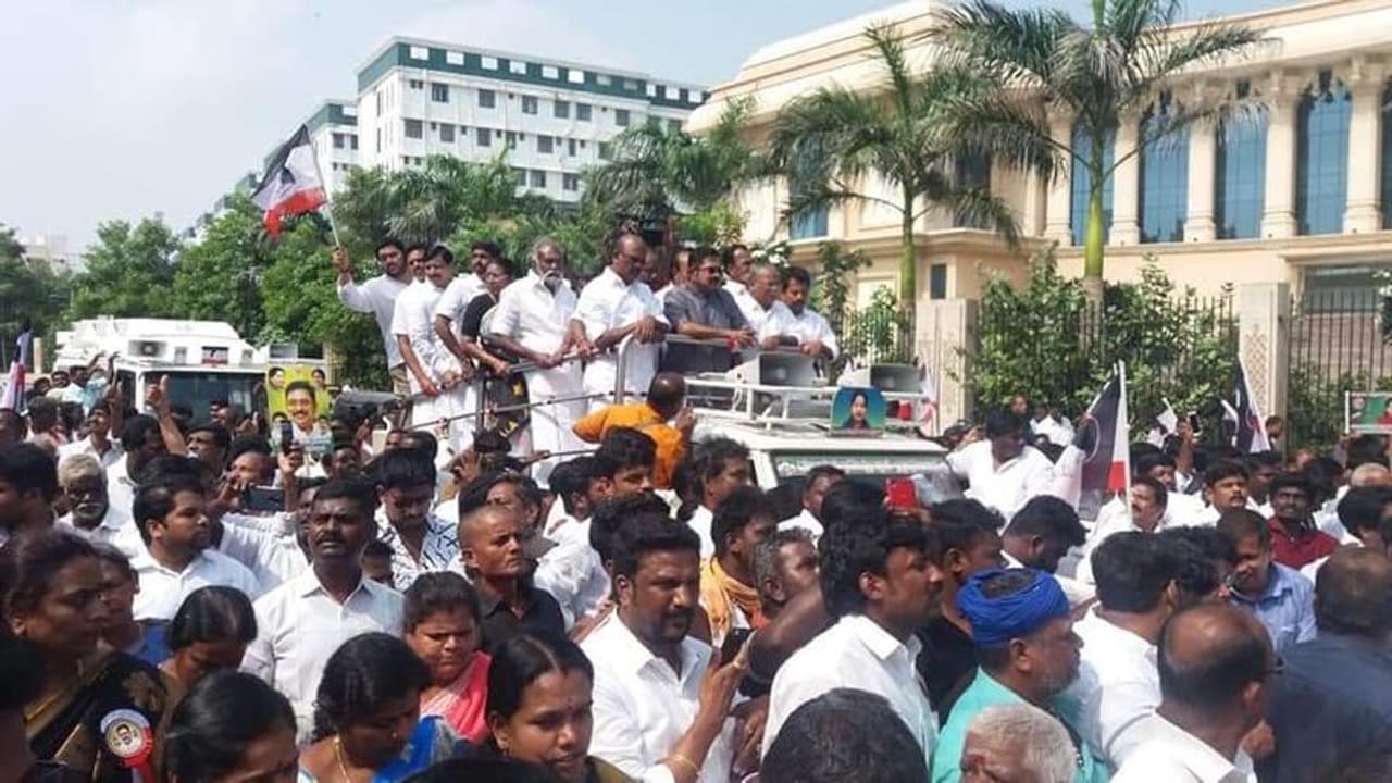 டிடிவி தினகரன் அஞ்சலி செலுத்த வந்தபோது டிடிவி தினகரன் அஞ்சலி செலுத்த வந்தபோது