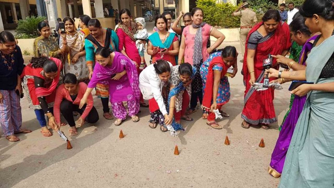 నిందితుల ఎన్కౌంటర్... టపాసులు కాలుస్తూ ఆనందాన్ని వ్యక్తం చేస్తున్న మహిళలు