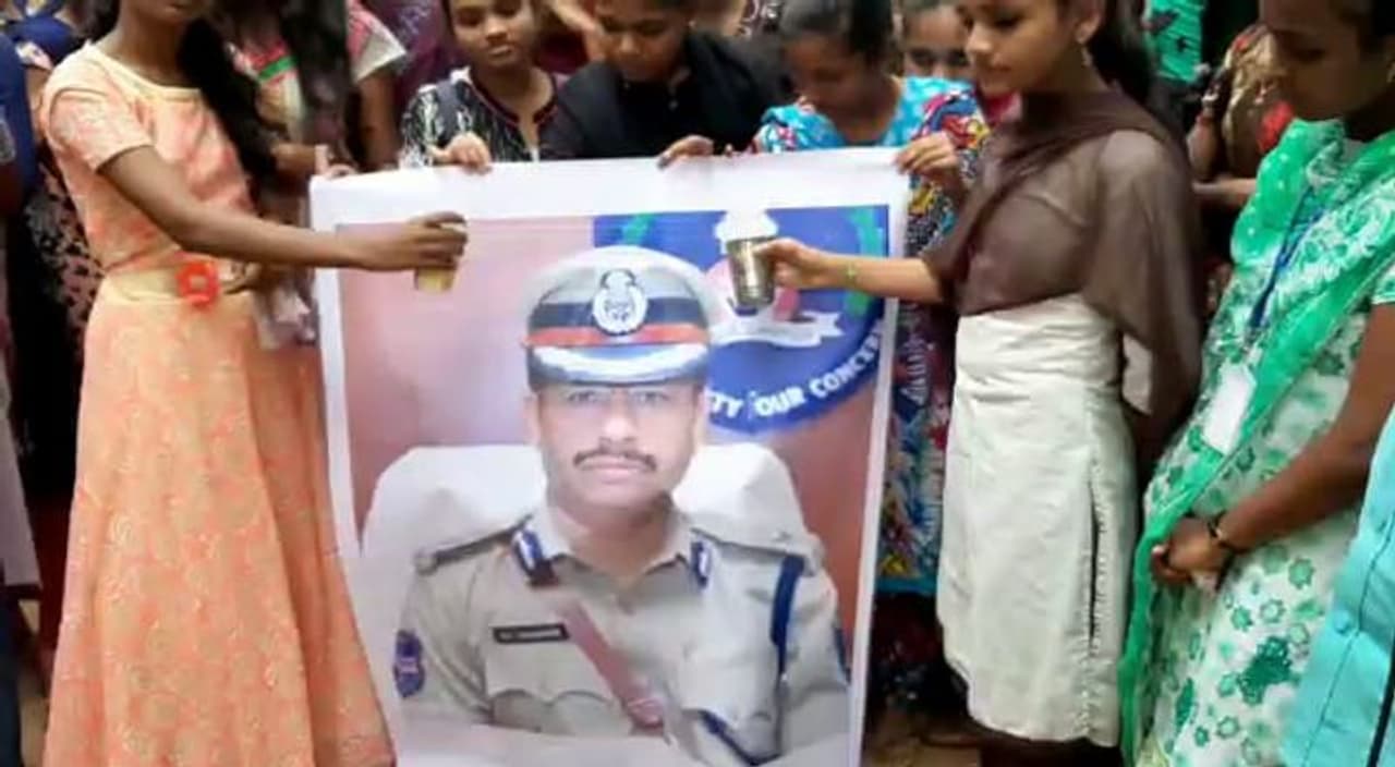 సైబరాబాద్ సిపి సజ్జనార్ ఫోటోకు క్షీరాభిషేకం సైబరాబాద్ సిపి సజ్జనార్ ఫోటోకు క్షీరాభిషేకం