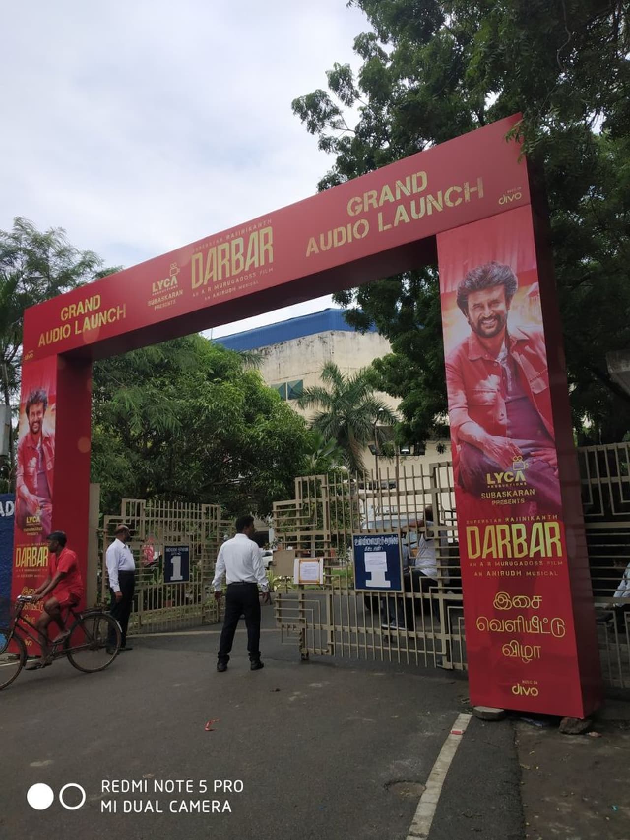 ஆரம்பமே அசத்தல்... இசை வெளியீட்டு விழா நுழைவு வாயில் ஆரம்பமே அசத்தல்... இசை வெளியீட்டு விழா நுழைவு வாயில்