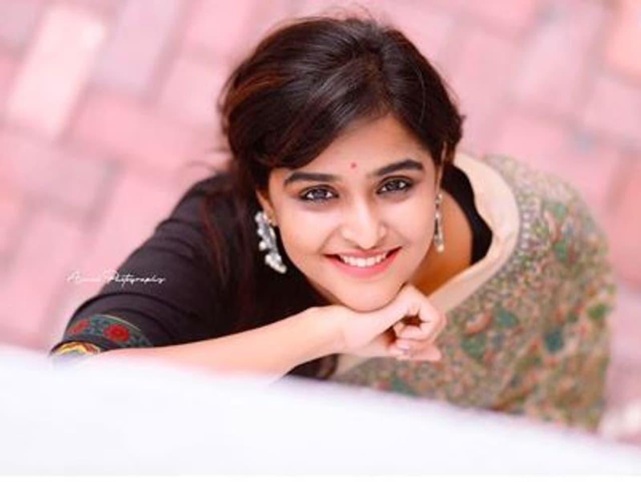 முகம் தூக்கி பார்க்கும் அழகு தேவதை