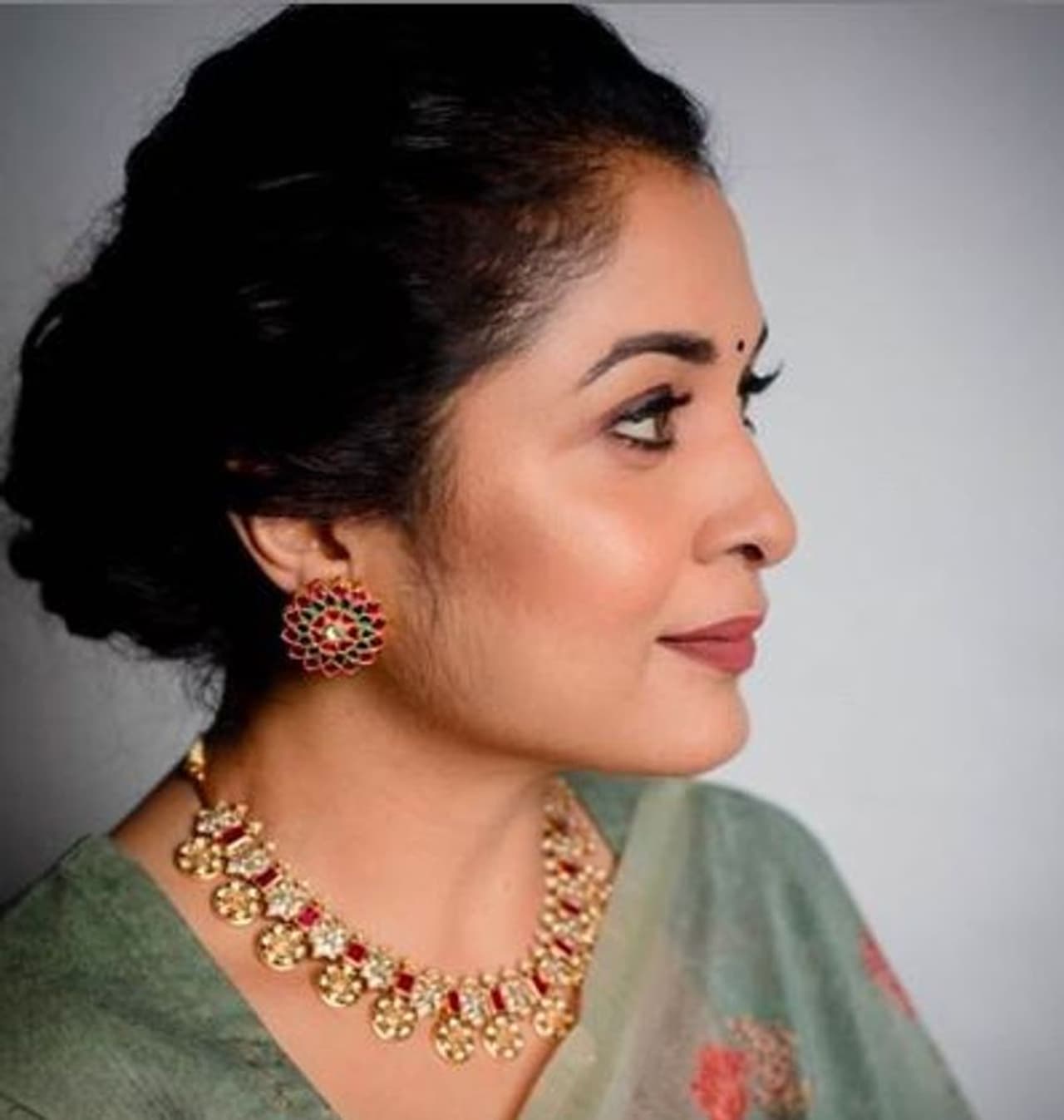 சைடு போஸில் செம்ம அழகு சைடு போஸில் செம்ம அழகு