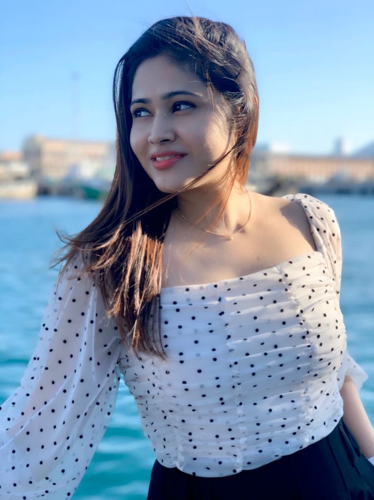 கடற்கரையை ரசித்தபடி நிற்கும் பிரியா கடற்கரையை ரசித்தபடி நிற்கும் பிரியா