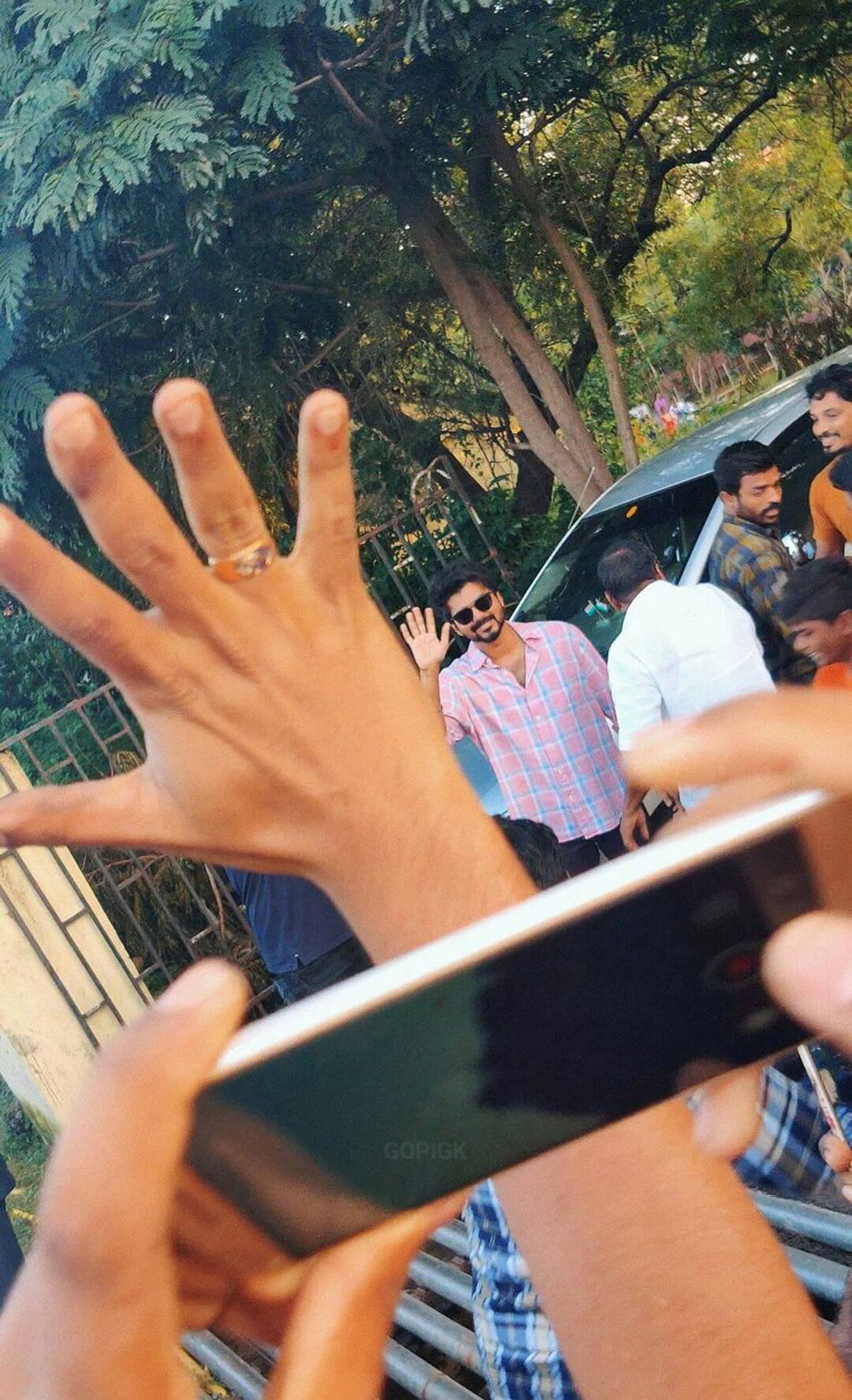 ரசிகருக்கு கை அசைக்கும் விஜய்