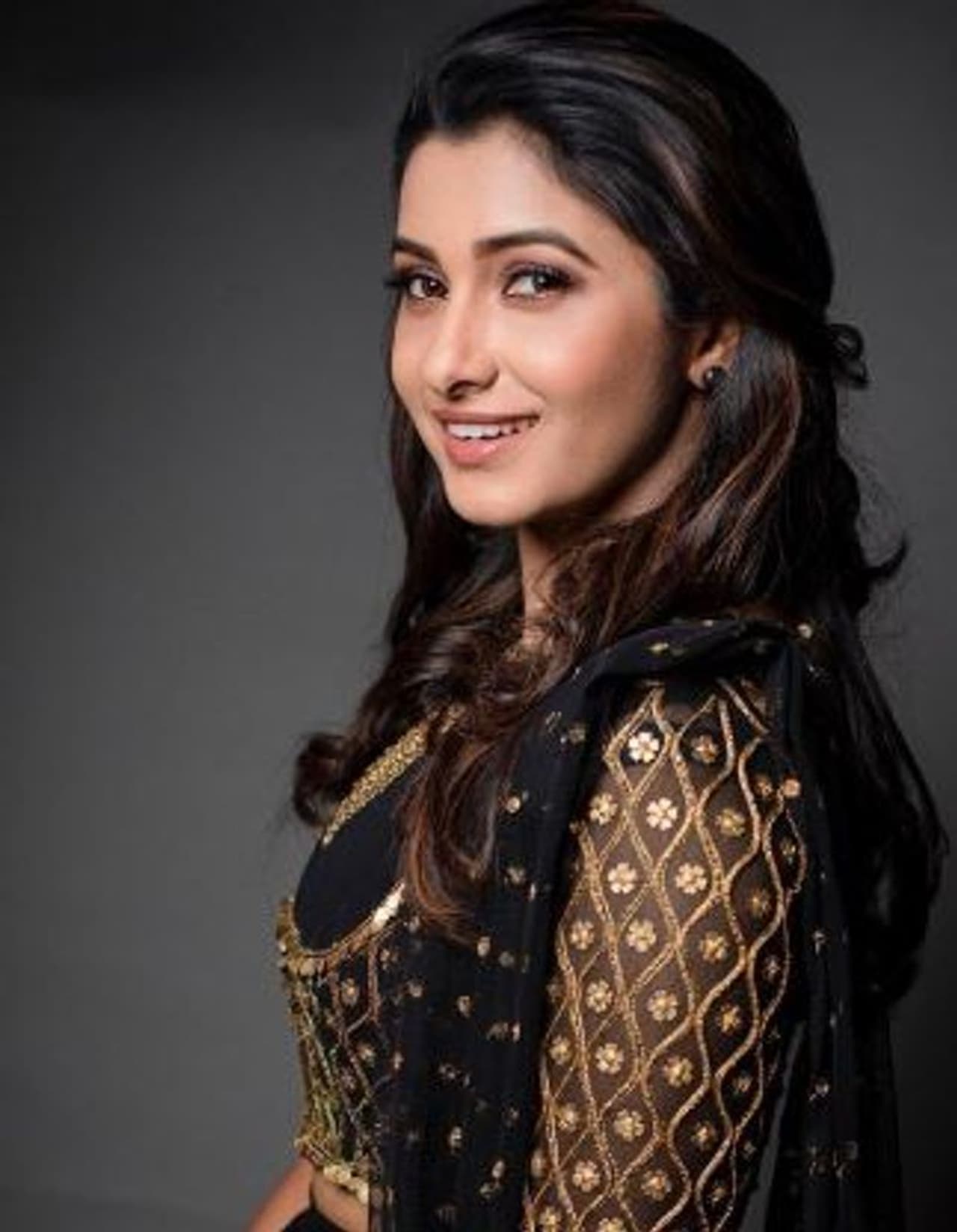 கண்ணால் மயக்கும் பிரியா பவானி கண்ணால் மயக்கும் பிரியா பவானி