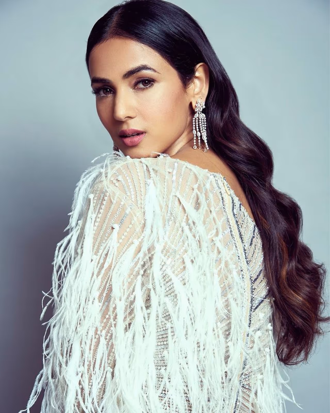 (Courtesy: Instagram)పర్ఫెక్ట్ లుక్ తో యువతని ఆకర్షించే హీరోయిన్లు చాలా తక్కువగా ఉంటారు. అలాంటి వారిలో సోనాల్ చౌహాన్ కూడా ఒకరు. (Courtesy: Instagram)పర్ఫెక్ట్ లుక్ తో యువతని ఆకర్షించే హీరోయిన్లు చాలా తక్కువగా ఉంటారు. అలాంటి వారిలో సోనాల్ చౌహాన్ కూడా ఒకరు.