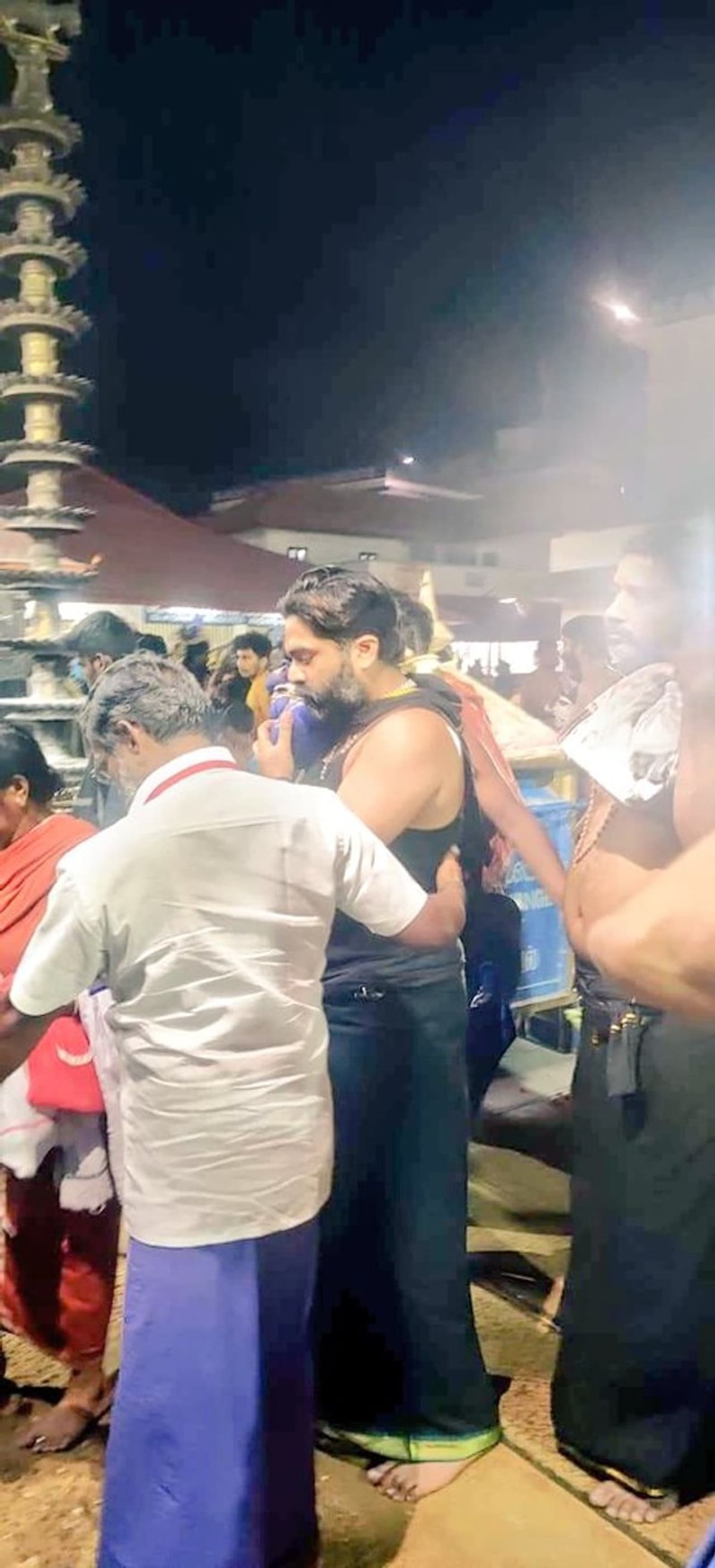 இருமுடி கட்டியபின் கொடிமரத்தை சுற்றும் சிம்பு