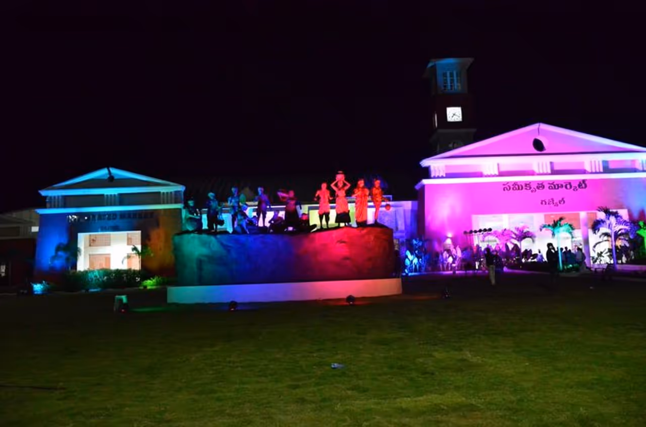 ప్రారంభోత్సవం కోసం అలంకరించి విద్యుద్దీపాల మధ్య గజ్వెల్ మార్కెట్ ప్రారంభోత్సవం కోసం అలంకరించి విద్యుద్దీపాల మధ్య గజ్వెల్ మార్కెట్