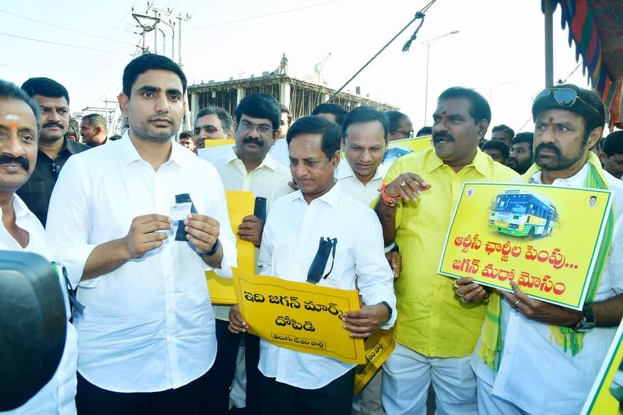 ఆంధ్రప్రదేశ్ సచివాలయం ఫైర్ స్టేషన్ వద్ద టిడిపి నేతలు నిరసన కార్యక్రమం చేపట్టారు. ఆర్టీసీ ఛార్జీల పెంపును వ్యతిరేకిస్తూ టిడిపి నేతల నిరస నల్లబ్యాడ్జీలతో నిరసన తెలియజేశారు. ఆంధ్రప్రదేశ్ సచివాలయం ఫైర్ స్టేషన్ వద్ద టిడిపి నేతలు నిరసన కార్యక్రమం చేపట్టారు. ఆర్టీసీ ఛార్జీల పెంపును వ్యతిరేకిస్తూ టిడిపి నేతల నిరస నల్లబ్యాడ్జీలతో నిరసన తెలియజేశారు.