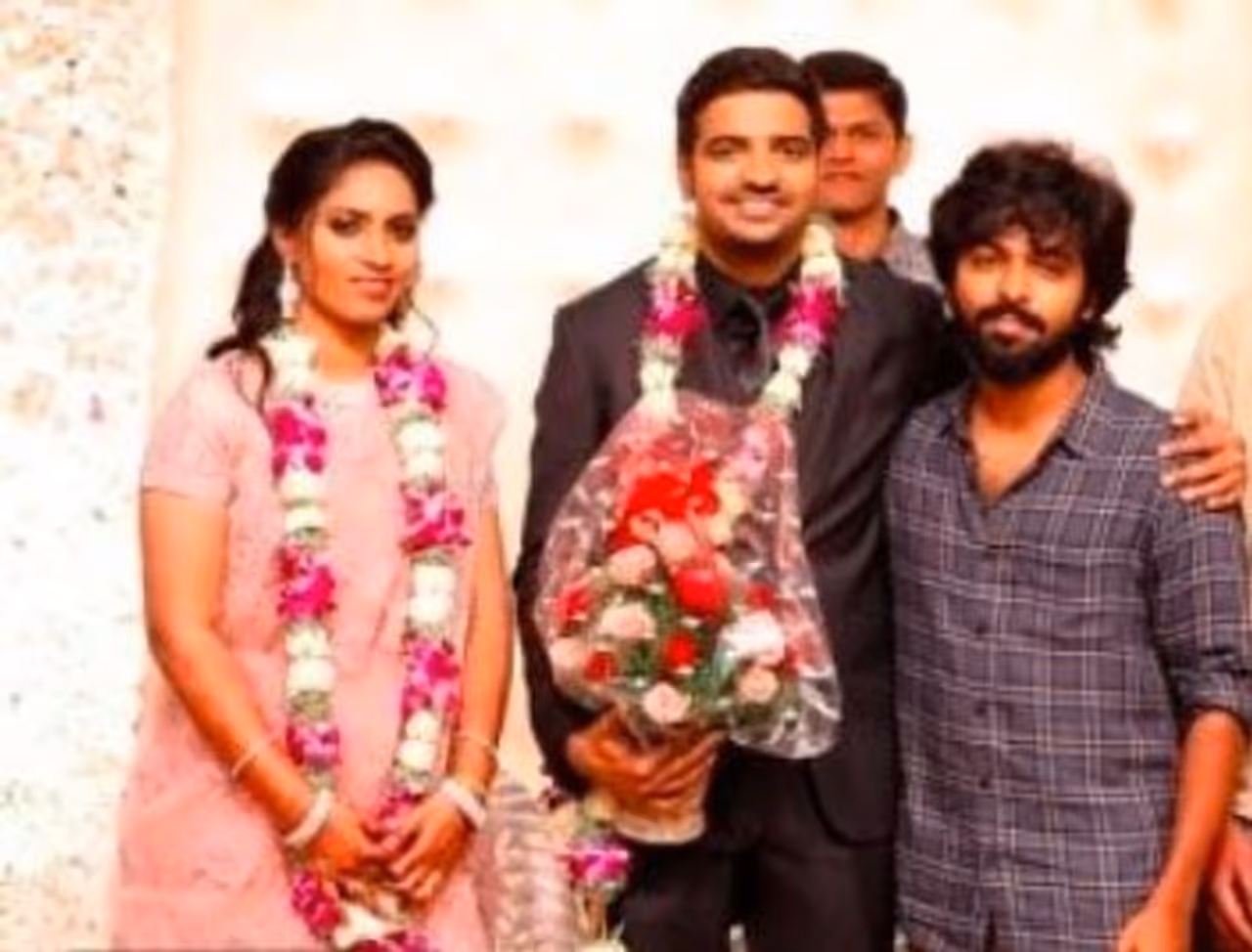 சதீஷுக்கு பூ கொத்து கொடுத்து வாழ்த்திய ஜிவி.பிரகாஷ்