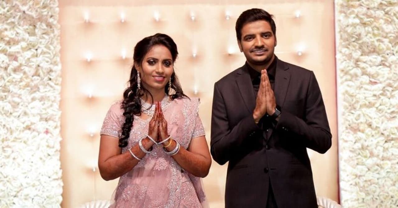 <p><br />காமெடி நடிகர் சதீஷ் சிந்து ஜோடிக்கு டிசம்பர் மாதம் திருமணம் நடந்தாலும் தீபாவளிக்கு பின்னாடி தான் கல்யாணம் நடந்ததால அவங்களுக்கு இது தான் தல தீபாவளி. சமீபத்தில் இந்த ஜோடிக்கு மகள் பிறந்திருக்கும் நிலையில், குட்டி தேவதையுடன் டபுள் சந்தேஷத்துடன் தீபாவளி கொண்டாட போறாங்க. </p> <p><br />காமெடி நடிகர் சதீஷ் சிந்து ஜோடிக்கு டிசம்பர் மாதம் திருமணம் நடந்தாலும் தீபாவளிக்கு பின்னாடி தான் கல்யாணம் நடந்ததால அவங்களுக்கு இது தான் தல தீபாவளி. சமீபத்தில் இந்த ஜோடிக்கு மகள் பிறந்திருக்கும் நிலையில், குட்டி தேவதையுடன் டபுள் சந்தேஷத்துடன் தீபாவளி கொண்டாட போறாங்க. </p>