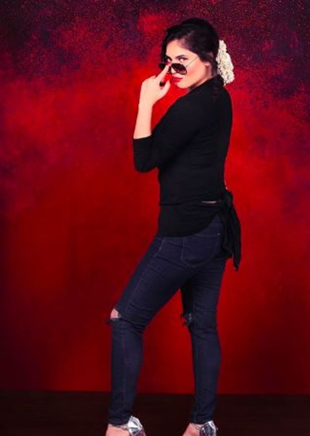 ஜீன்ஸ் போட்டுகொண்டு மல்லி பூ... அசைத்தும் ஷெரின் ஜீன்ஸ் போட்டுகொண்டு மல்லி பூ... அசைத்தும் ஷெரின்