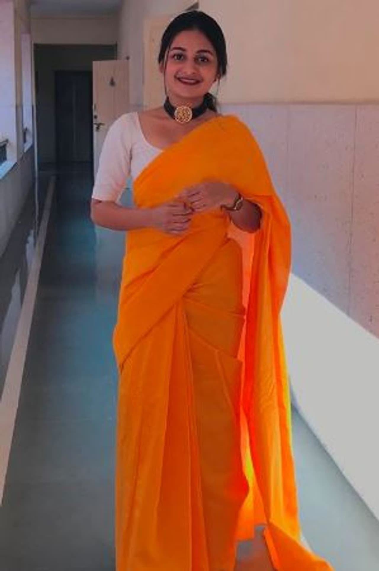 மஞ்சள் நிற சேலையில் செம்ம அழகு மஞ்சள் நிற சேலையில் செம்ம அழகு